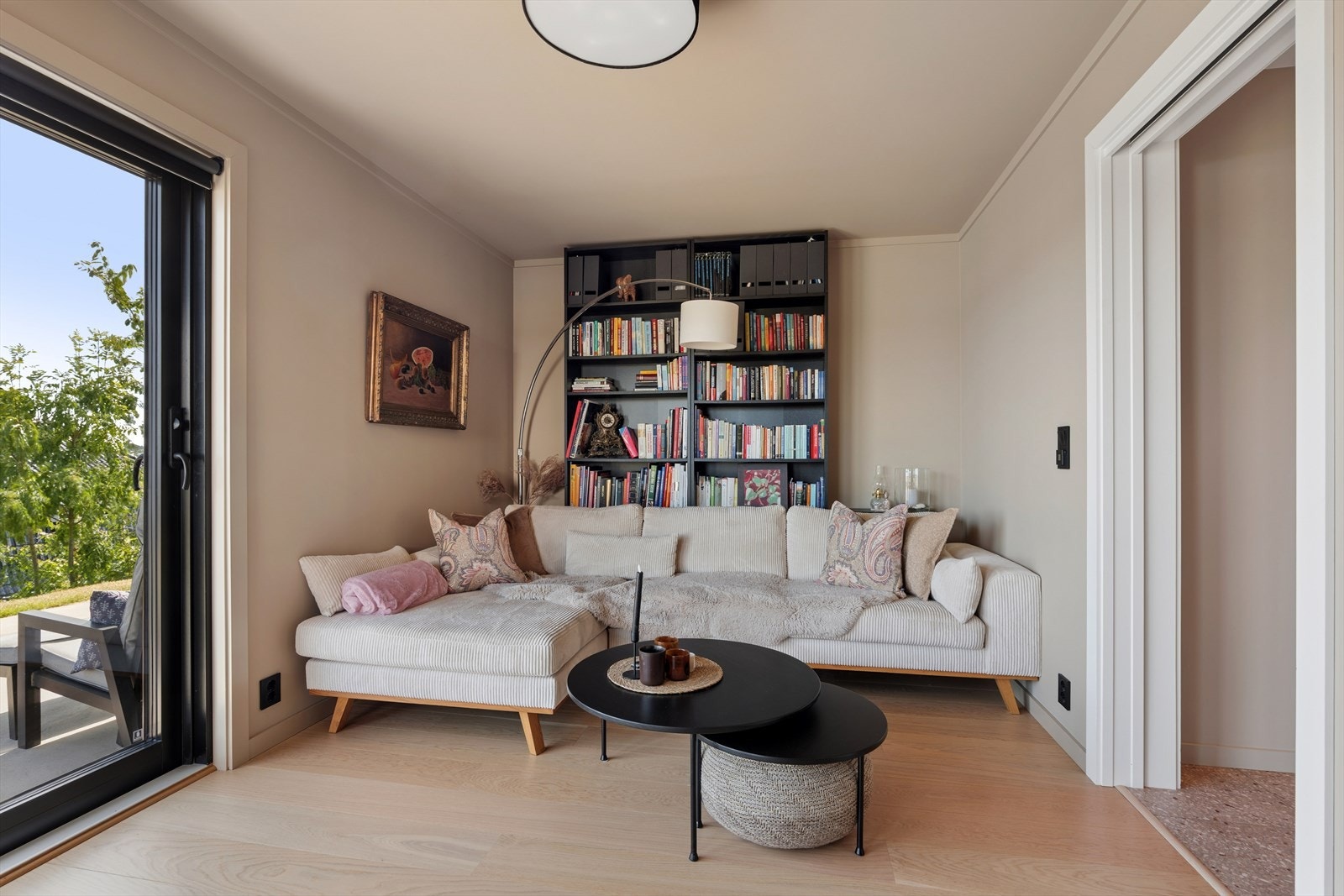 Her er det rikelig med plass til en romslig sofagruppe, som danner en naturlig ramme for avslapning. Galleribilde