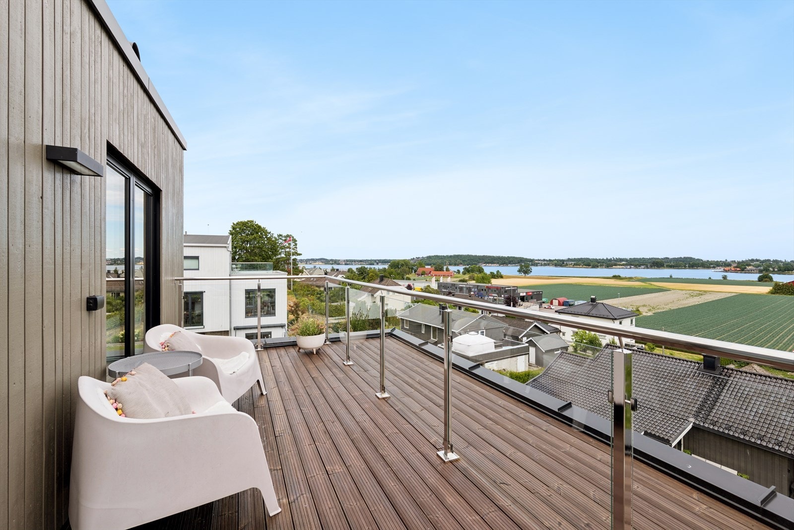 Takterrasse i øverste etasje med glassrekkverk og utsikt som må oppleves. Galleribilde