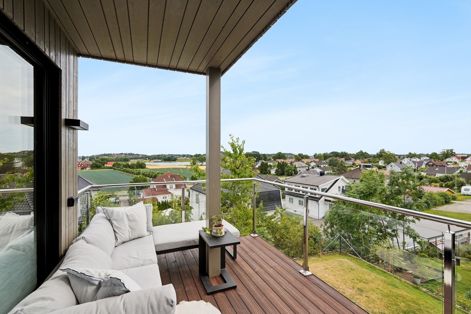 Overbygget balkong med utgang fra stuen og kjøkken i andre etasje. Galleribilde