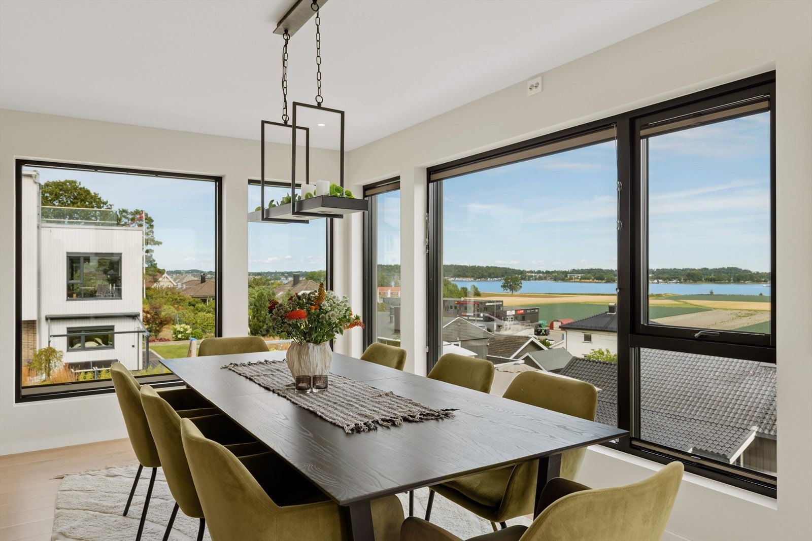 Fra spisegruppen kan du nyte en flott utsikt over innseilingen til Tønsberg, som danner en vakker ramme rundt måltidene. Galleribilde