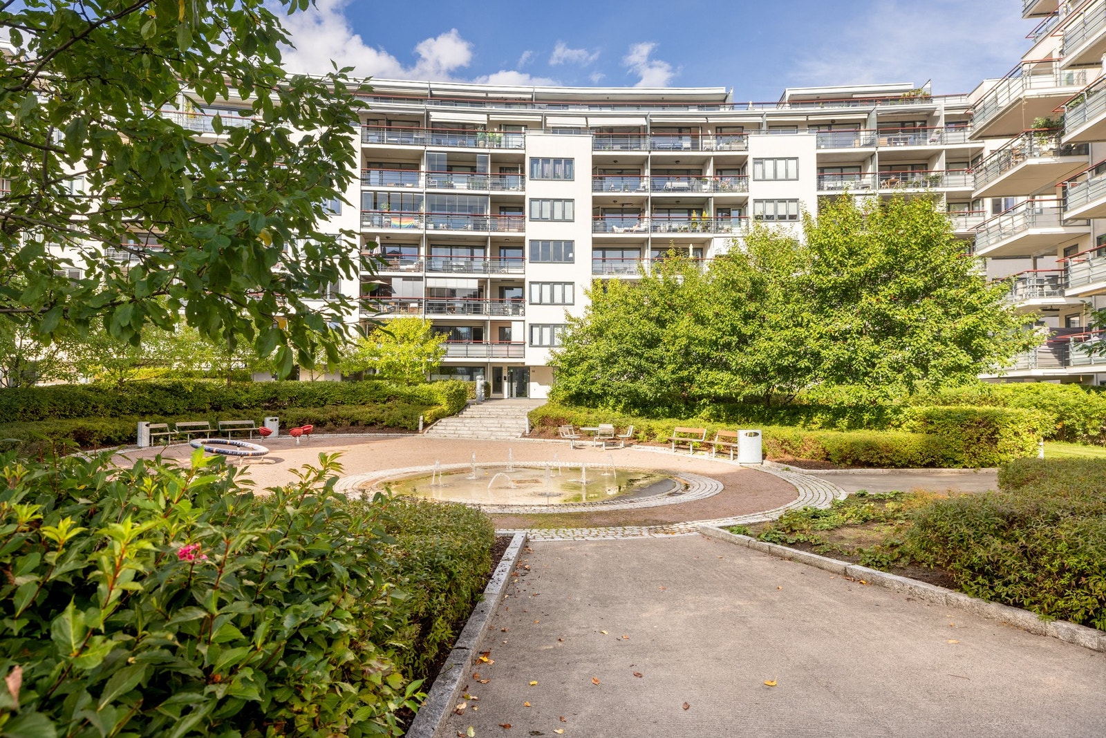Nydelig fellesområde på området med sitteplasser og lekeplasser. Galleribilde