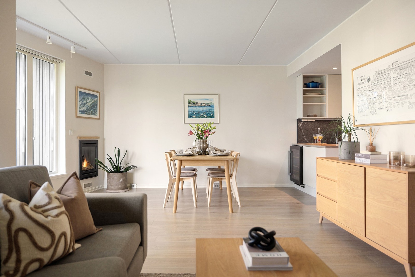 Leiligheten har en moderne standard med pent malte flater og moderne gulv. Galleribilde