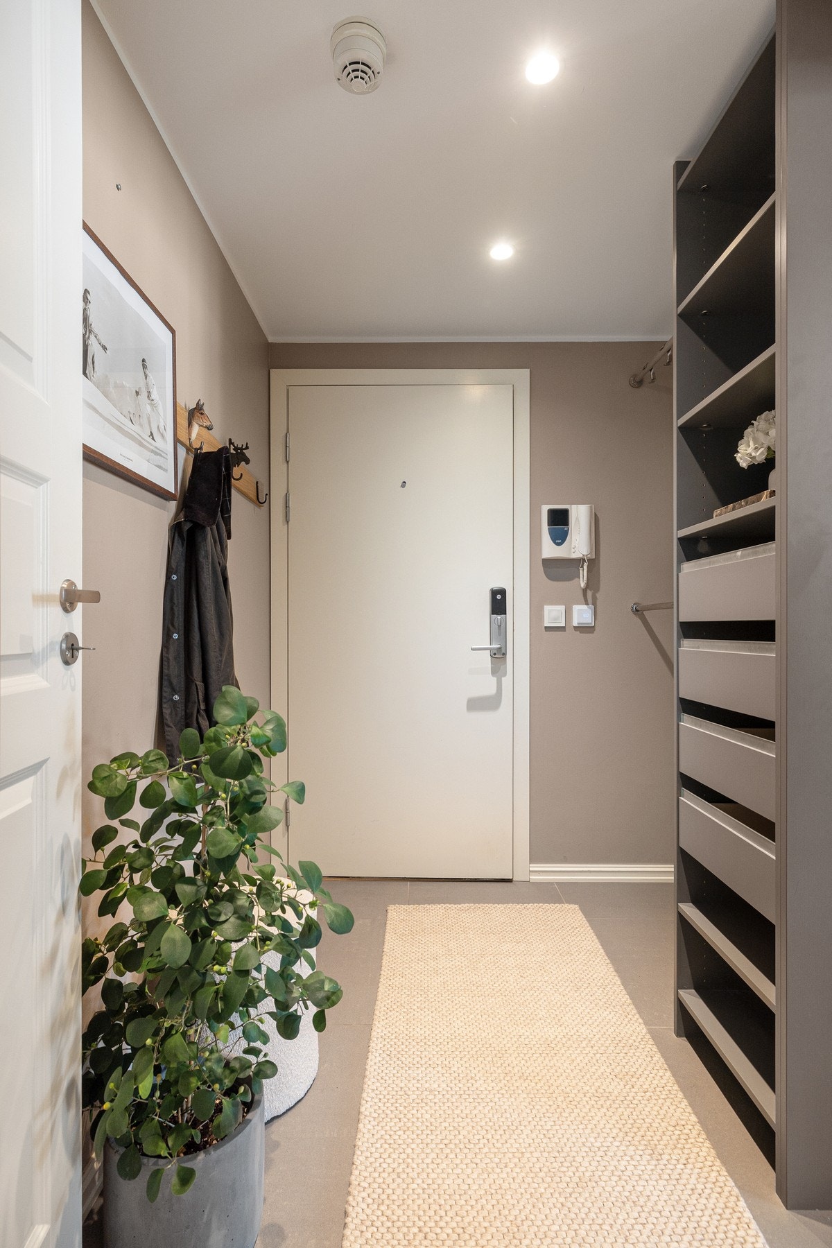 Entréen er godt utnyttet med en romslig garderobe. Galleribilde