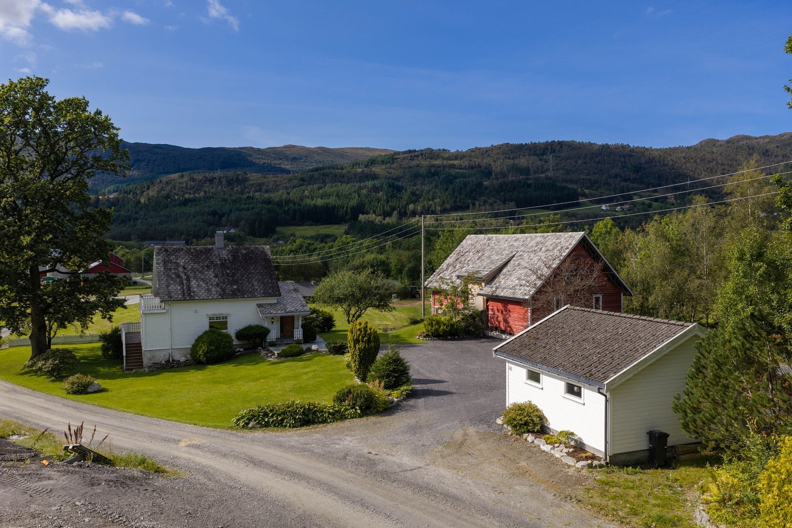 Eiendommen har et koselig og velholdt tun med gruslagt innkjørsel og tun, store plenarealer, frodig beplantning og flotte, etablerte trær.