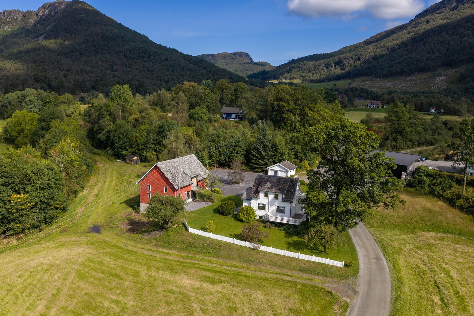Velkommen til Aurdalsvegen 68 - presentert av eiendomsmegler Elisabeth Marvik v/PrivatMegleren. Foto: Vestbris.