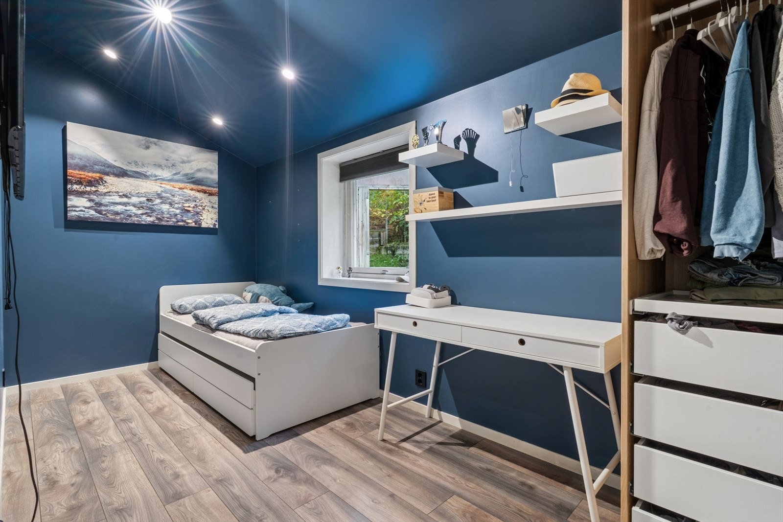 Det andre soverommet har god plass til seng, garderobe og en egen arbeidspult. Galleribilde