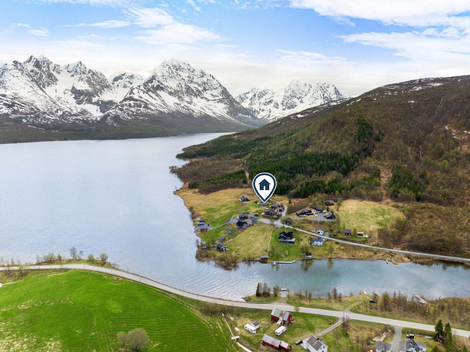 Bilvei helt frem til hytta og det er innlagt strøm, vann og avløp.