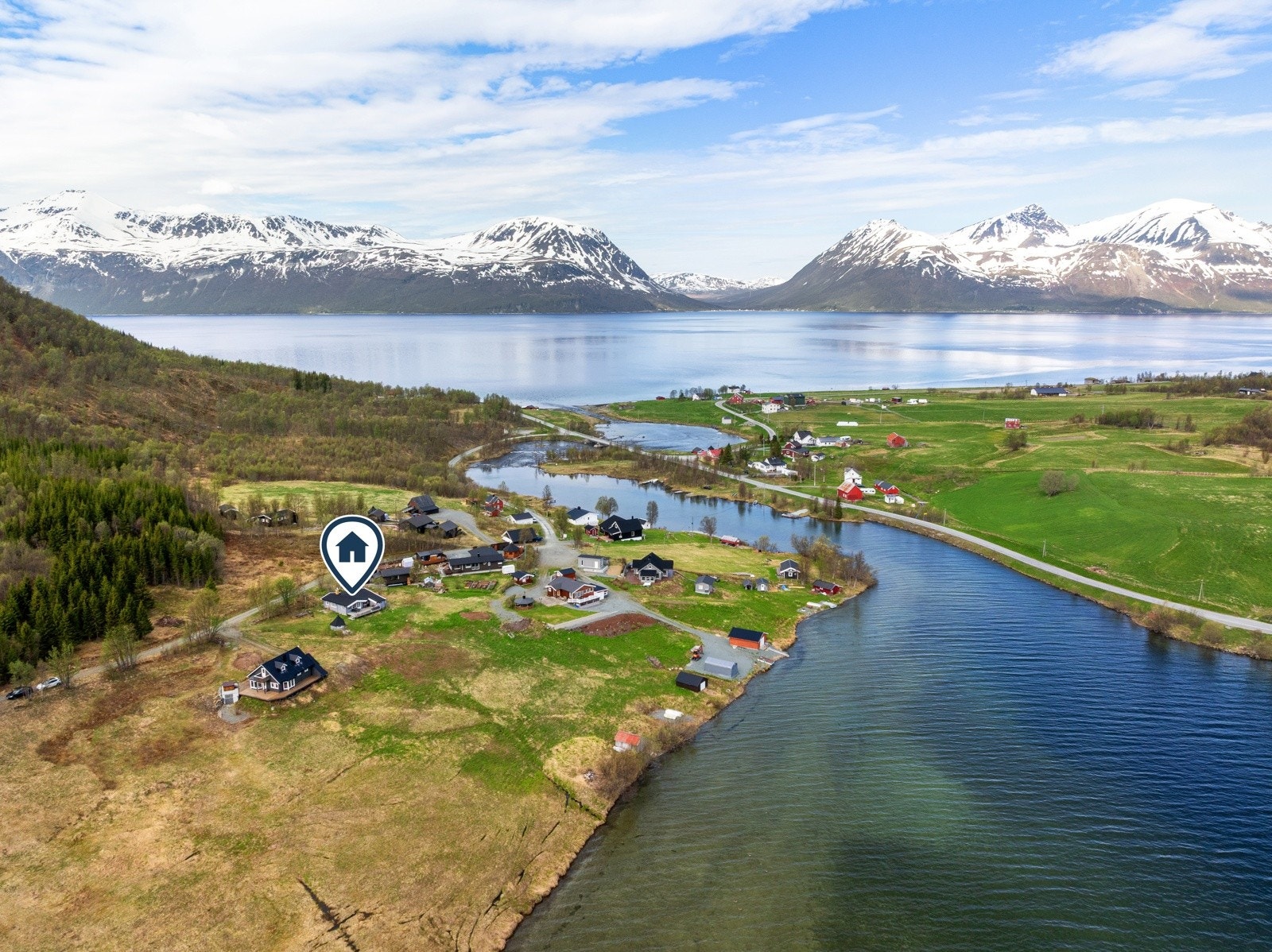 Fantastisk fin strand før Selnes kapell. Ca. 3,7 km fra hytta. Det er ca. 30 km til Lyngseidet med et utvalg av butikker.