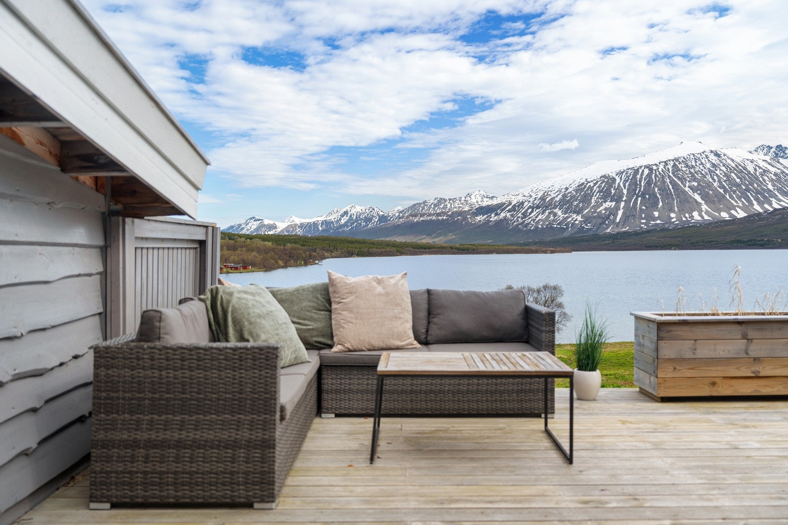 Terrasse med god plass til utemøbler og grill.
