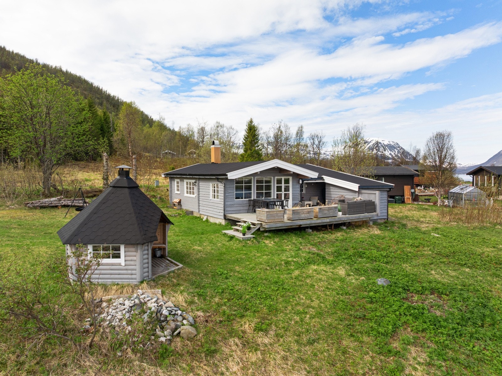 Eiendommen ligger meget fint til i lett skrånende terreng på en høyde/åsrygg og har flott utsikt mot Lyngsalpene og Jægervatnet.