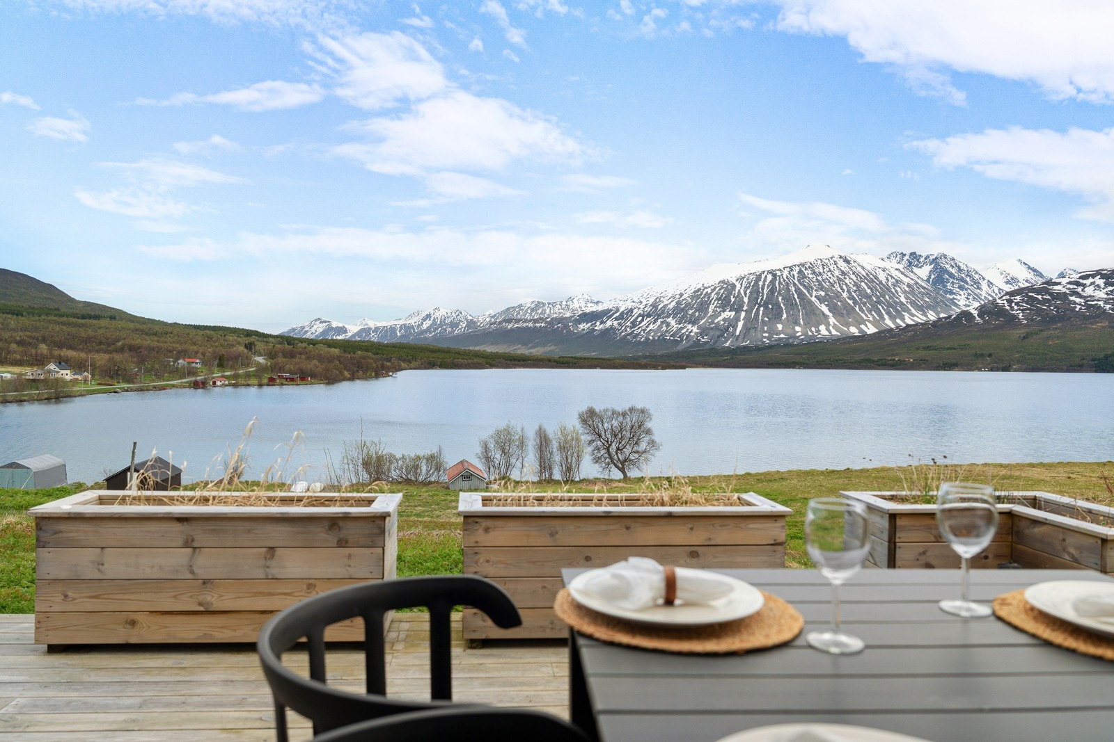 Fantastisk fritidseiendom med naust, grillhytte og beliggenhet ved Jægervatnet og de majestetiske Lyngsalper.