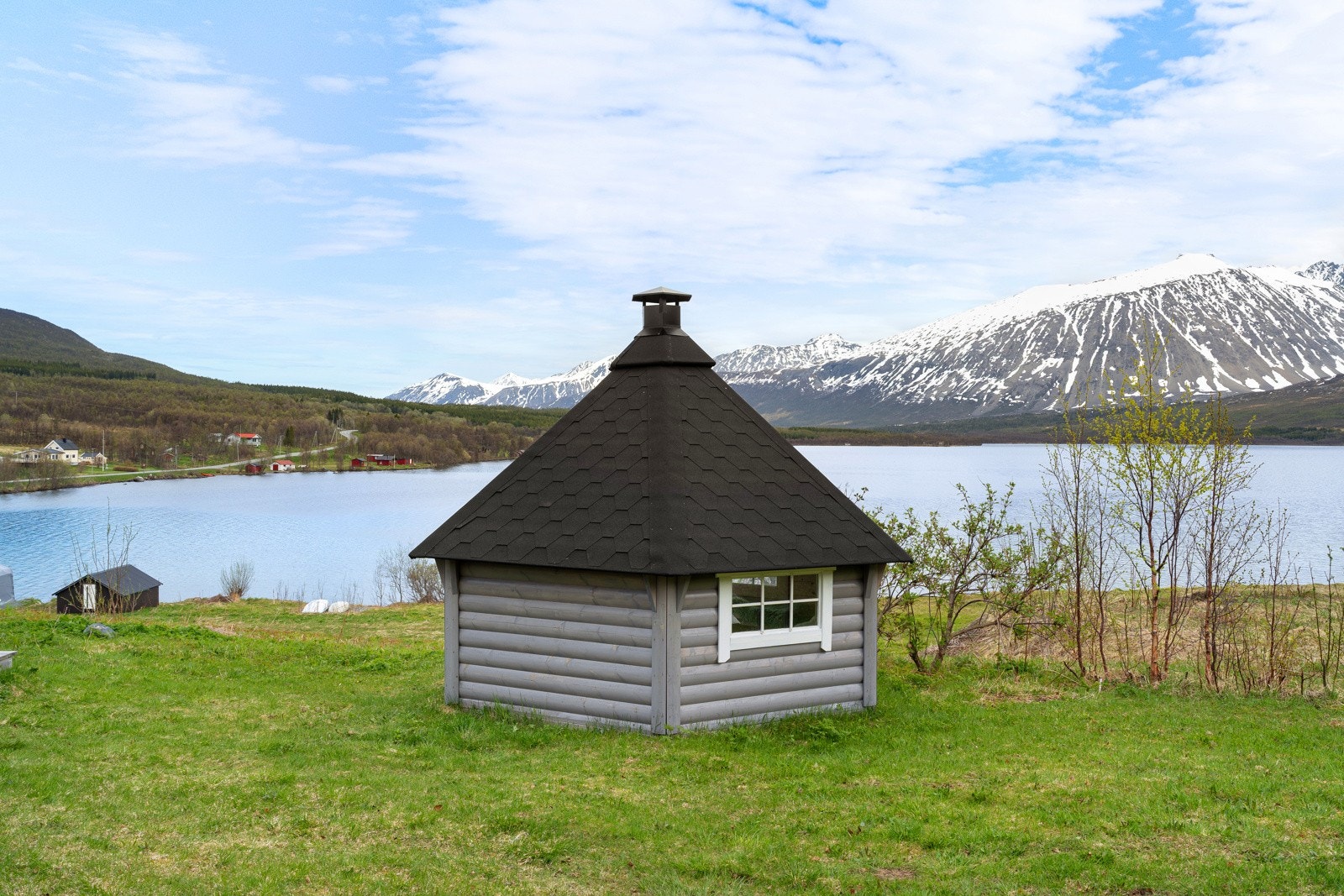 Grillhytte. Helårshygge med plass til gode samtaler rundt bålet.