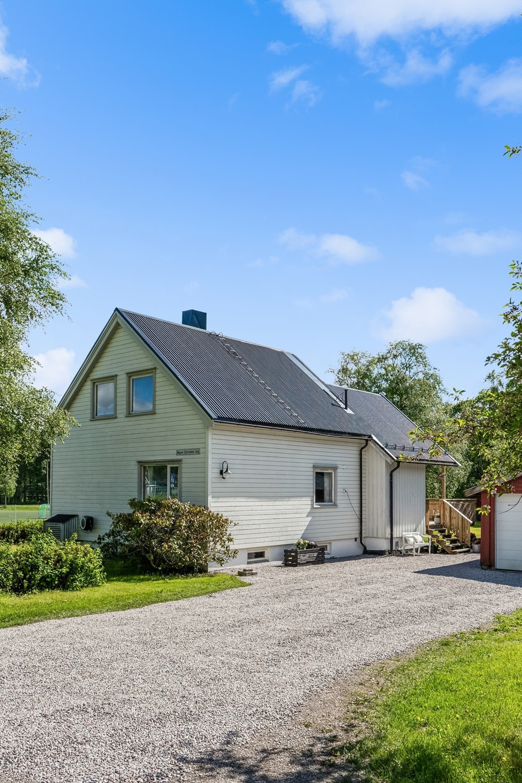Eiendommen beliggende i Kleppen med svært kort avstand til skoler, barnehager, idrettsanlegg og svømmehall. Gangavstand til nærbutikk, sentrum, universitetet og sykehuset. Galleribilde