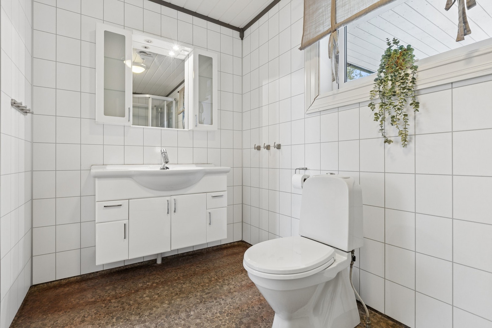 Badet har elektriske varmekabler i gulvet og fuktstyrt avtrekksvifte. Galleribilde