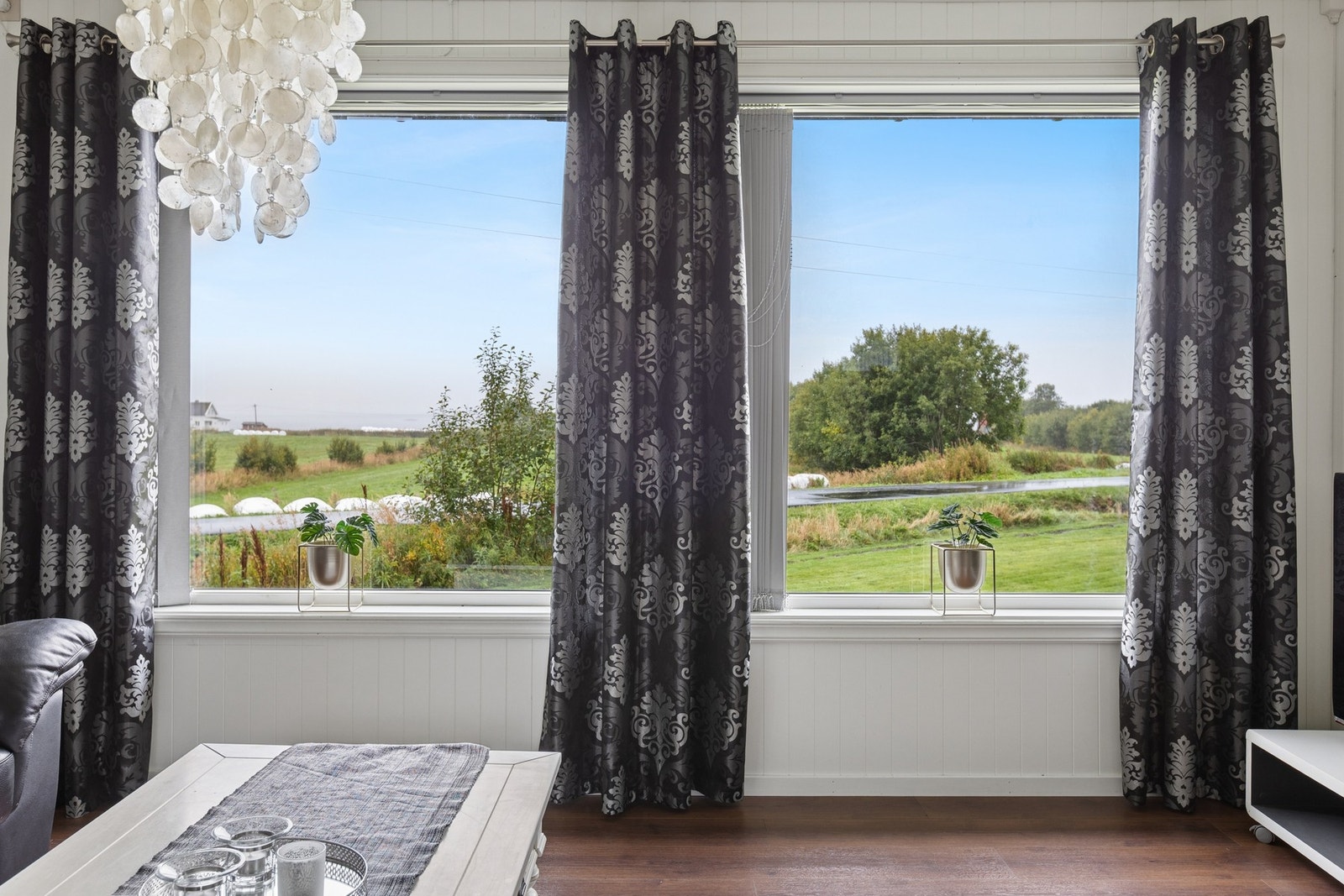 Fra stuen er det utsikt over det omkringliggende landskapet. Galleribilde