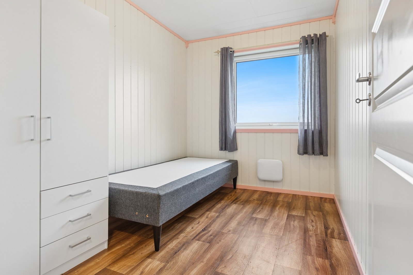 Boligens andre soverom, med plass til seng og oppbevaring. Galleribilde