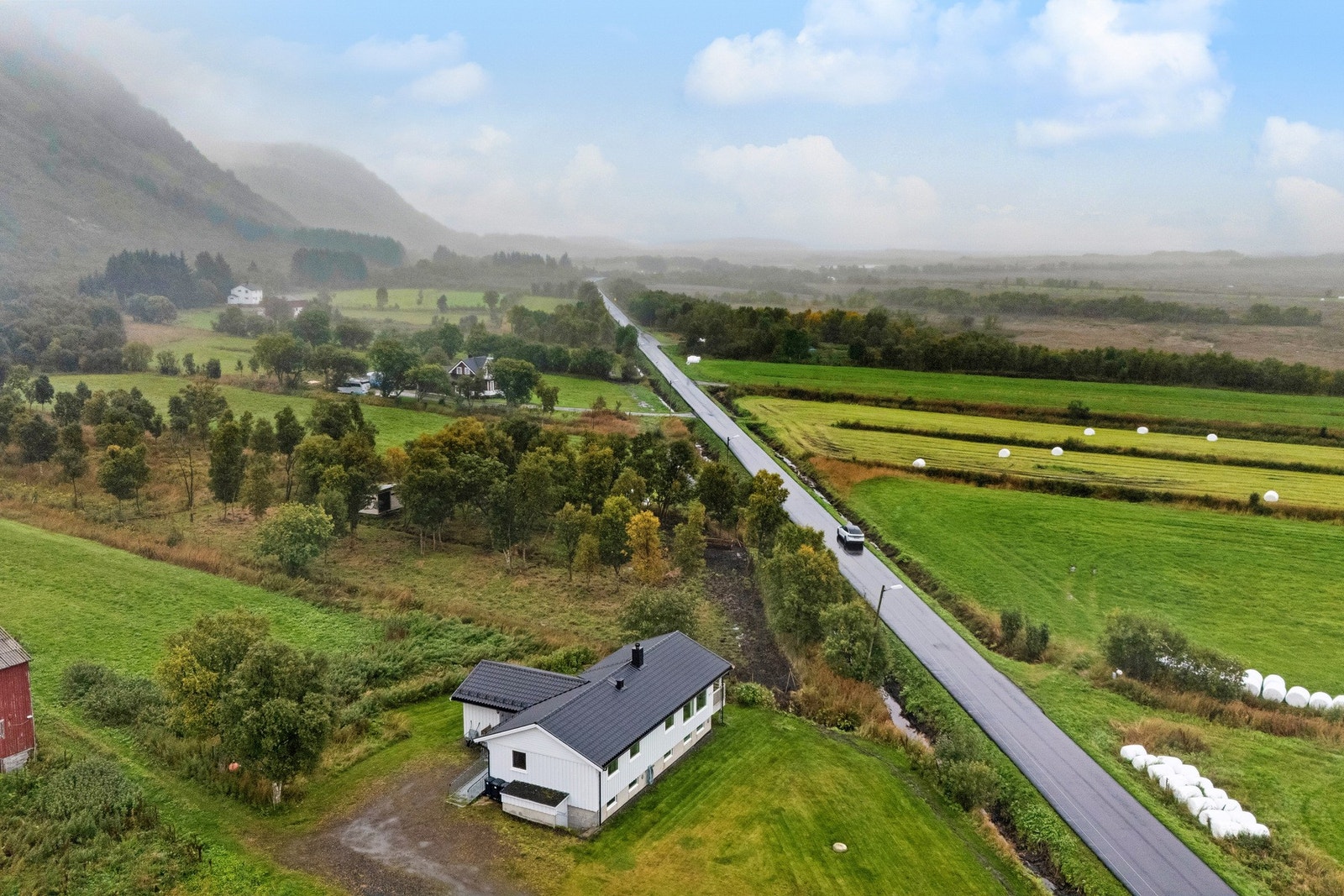 Bussholdeplass ligger kun ett minutts gange fra boligen. Galleribilde
