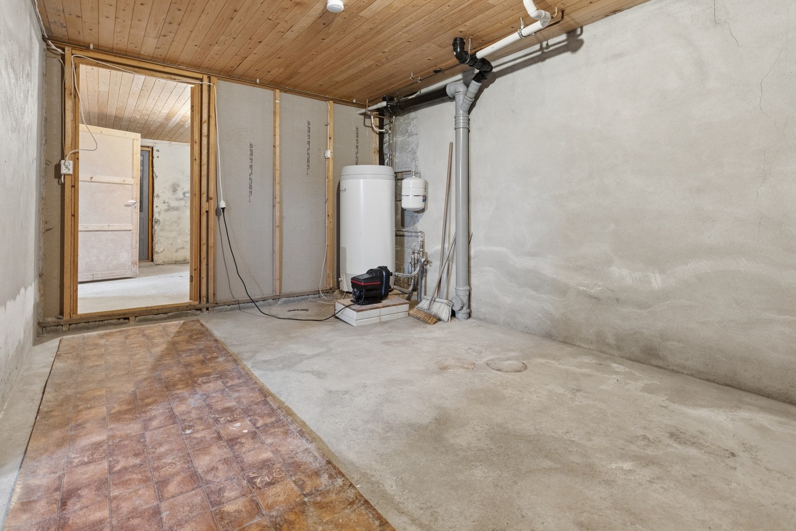 I kjelleren er varmtvannsberederen og trykkpumpe/hydroforbeholder plassert. Galleribilde