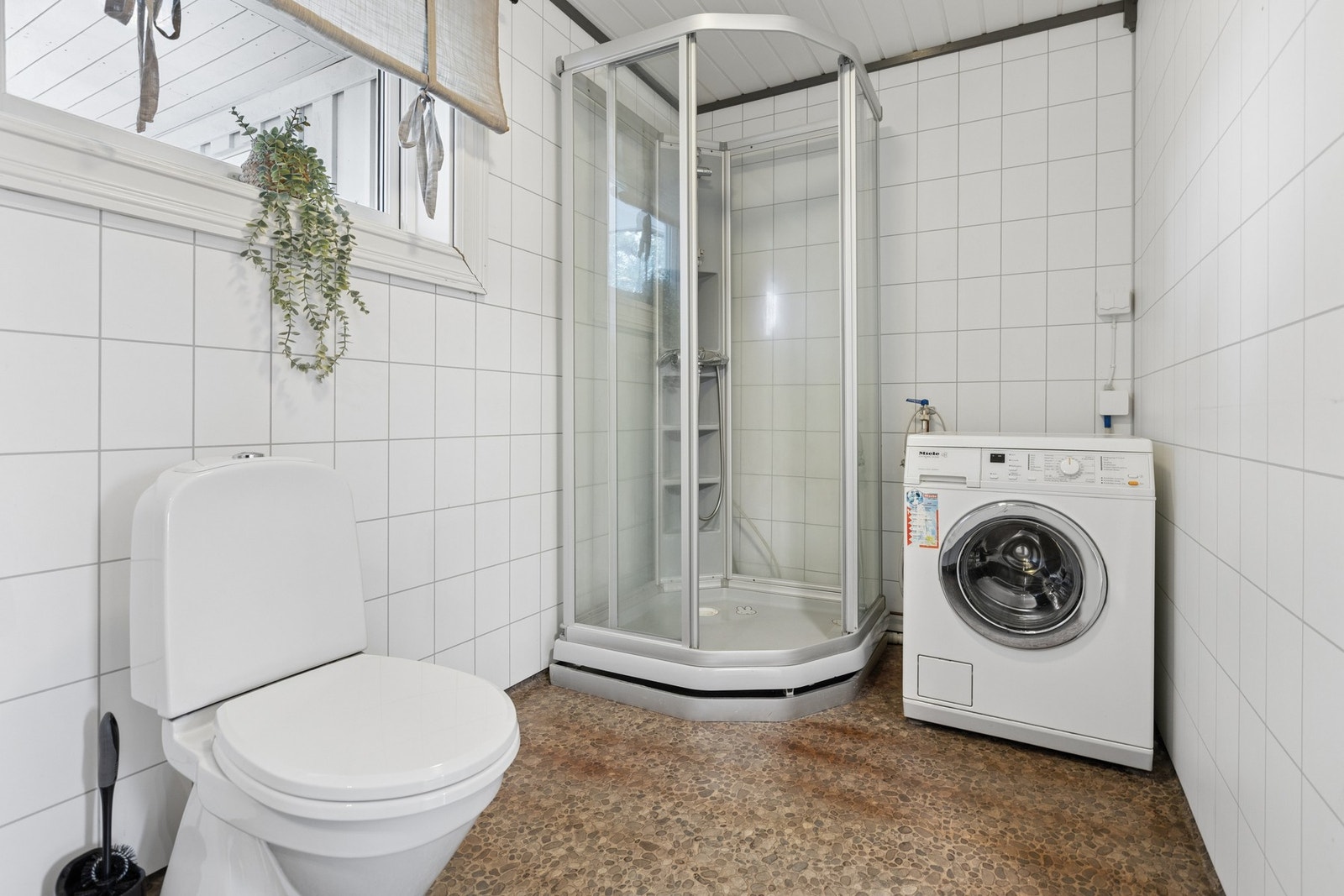 Badet er kombinert med vaskerom og har opplegg for vaskemaskin. Galleribilde