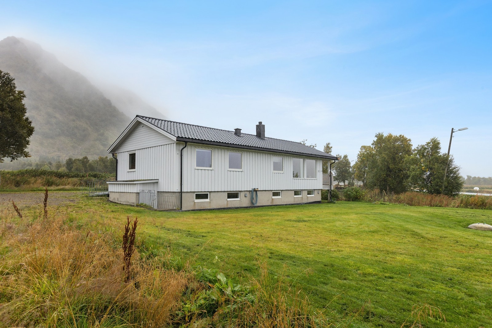 Eiendommen ligger landlig til med fjellene som et mektig bakteppe. Galleribilde