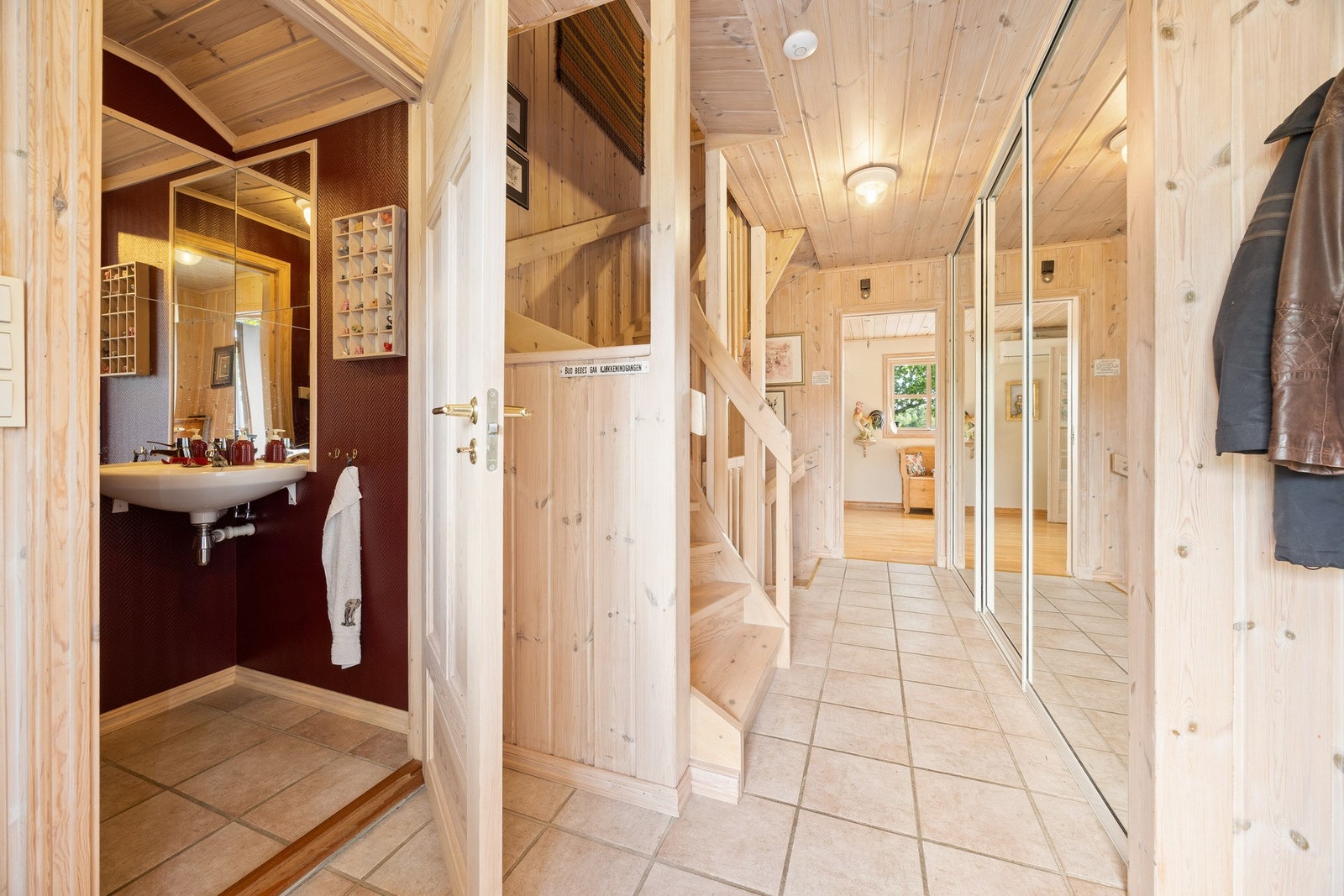 Gang/hall 1.etasje med stor skyvedørsgarderobe. Separat toalett Galleribilde