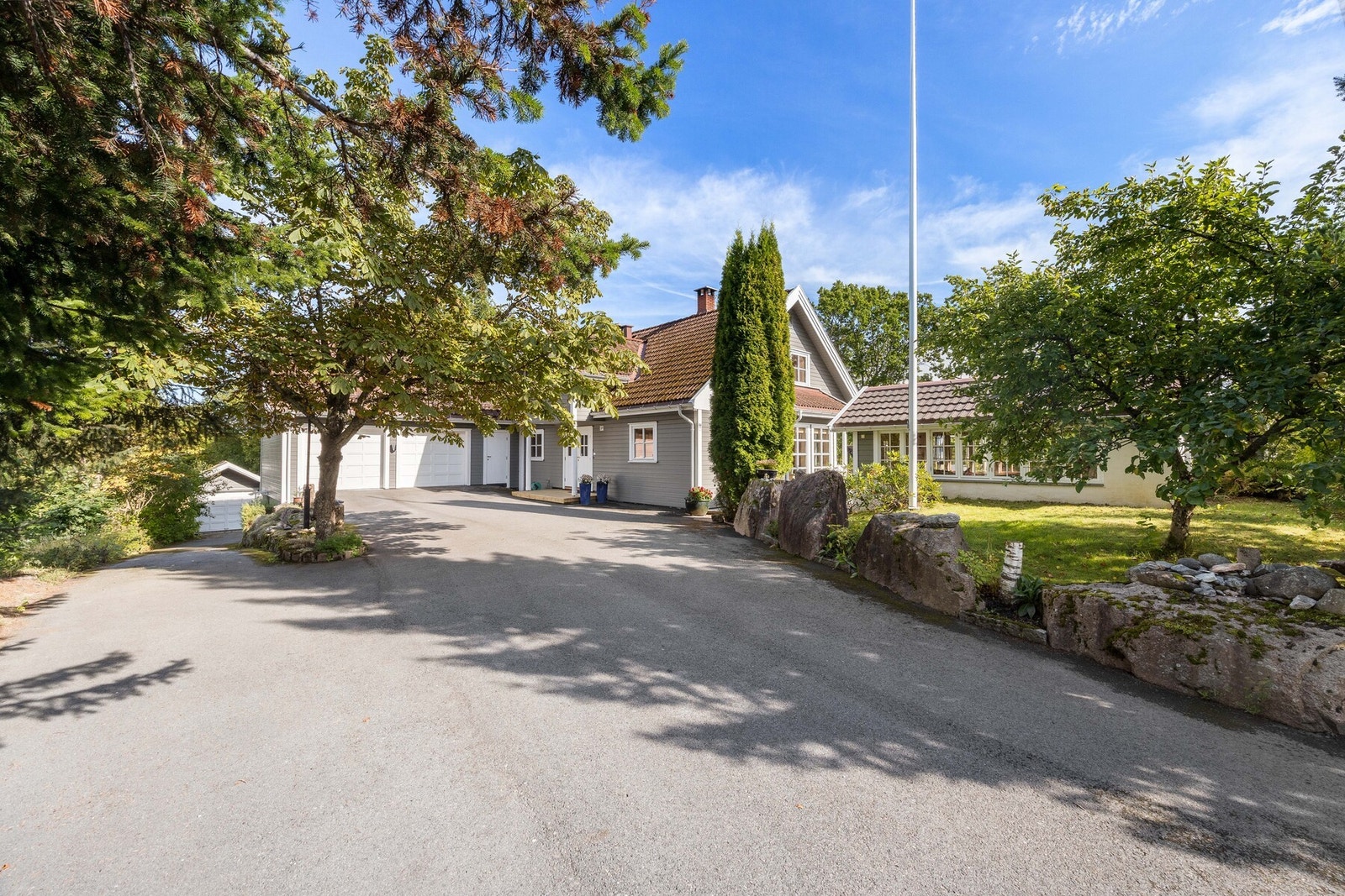 Hanevoldveien 24B er en stor, innholdsrik og flott eiendom! Galleribilde