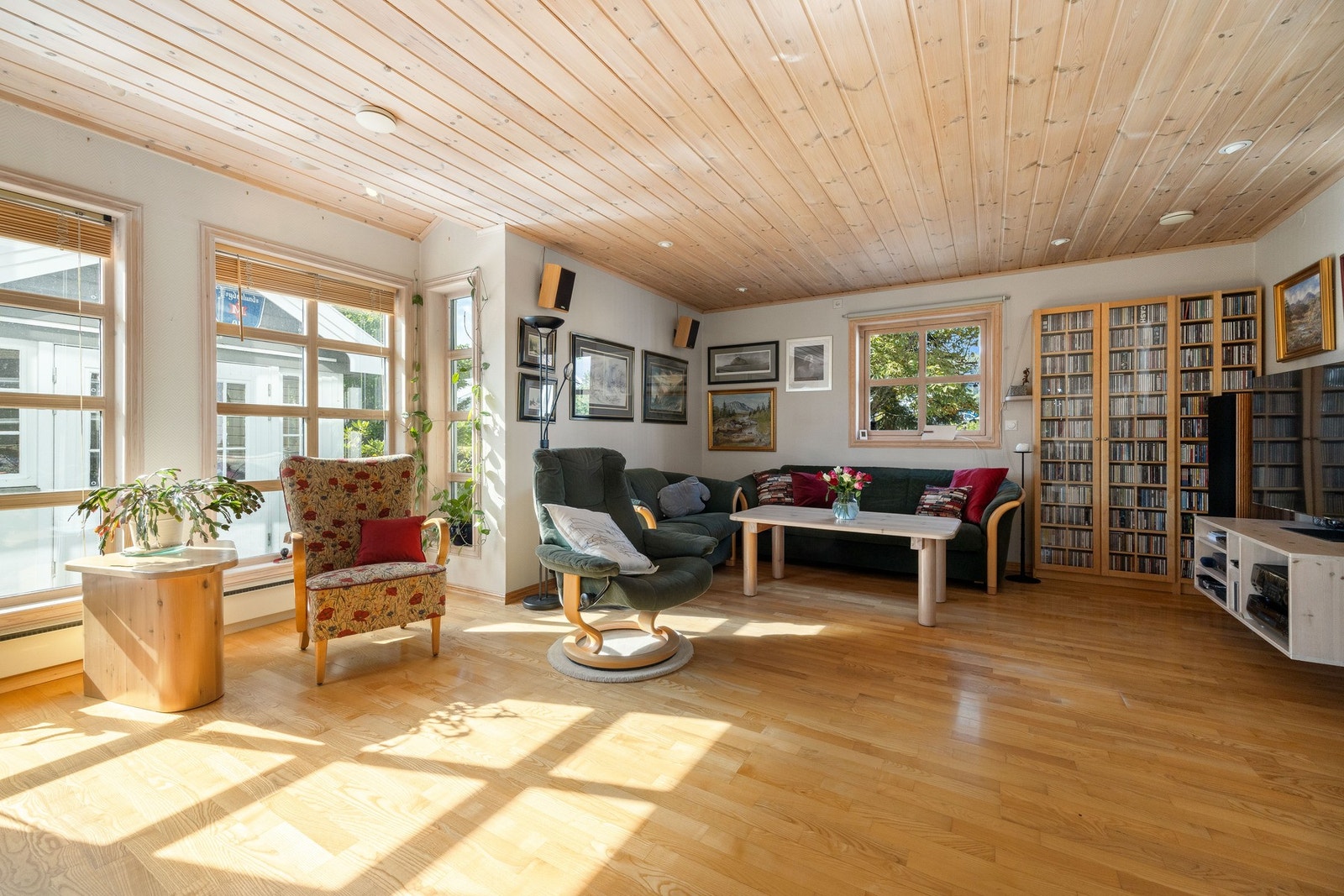 Her er det god plass til spisestue, sofamøblement, tv-stue etc. Galleribilde