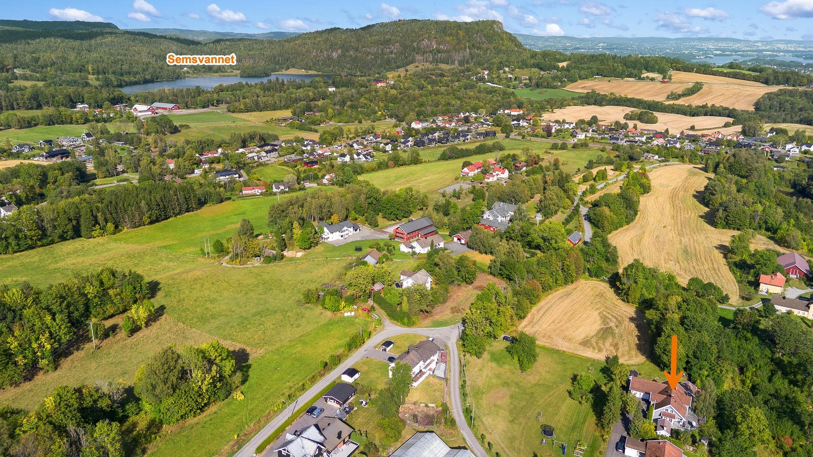 Eiendommen ligger meget flott til i naturskjønne omgivelser sydvest for attraktive Semsvannet Galleribilde