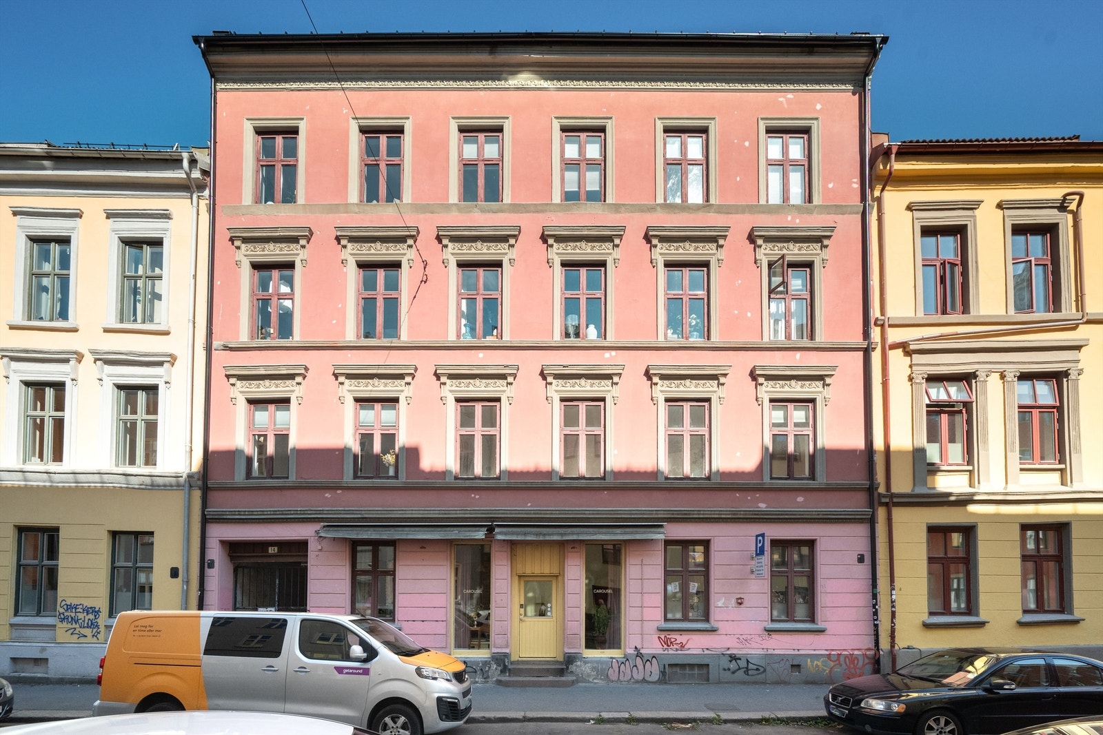 En vakker klassisk bygård fra 1889, med sentral beliggenhet på Grünerløkka. Galleribilde