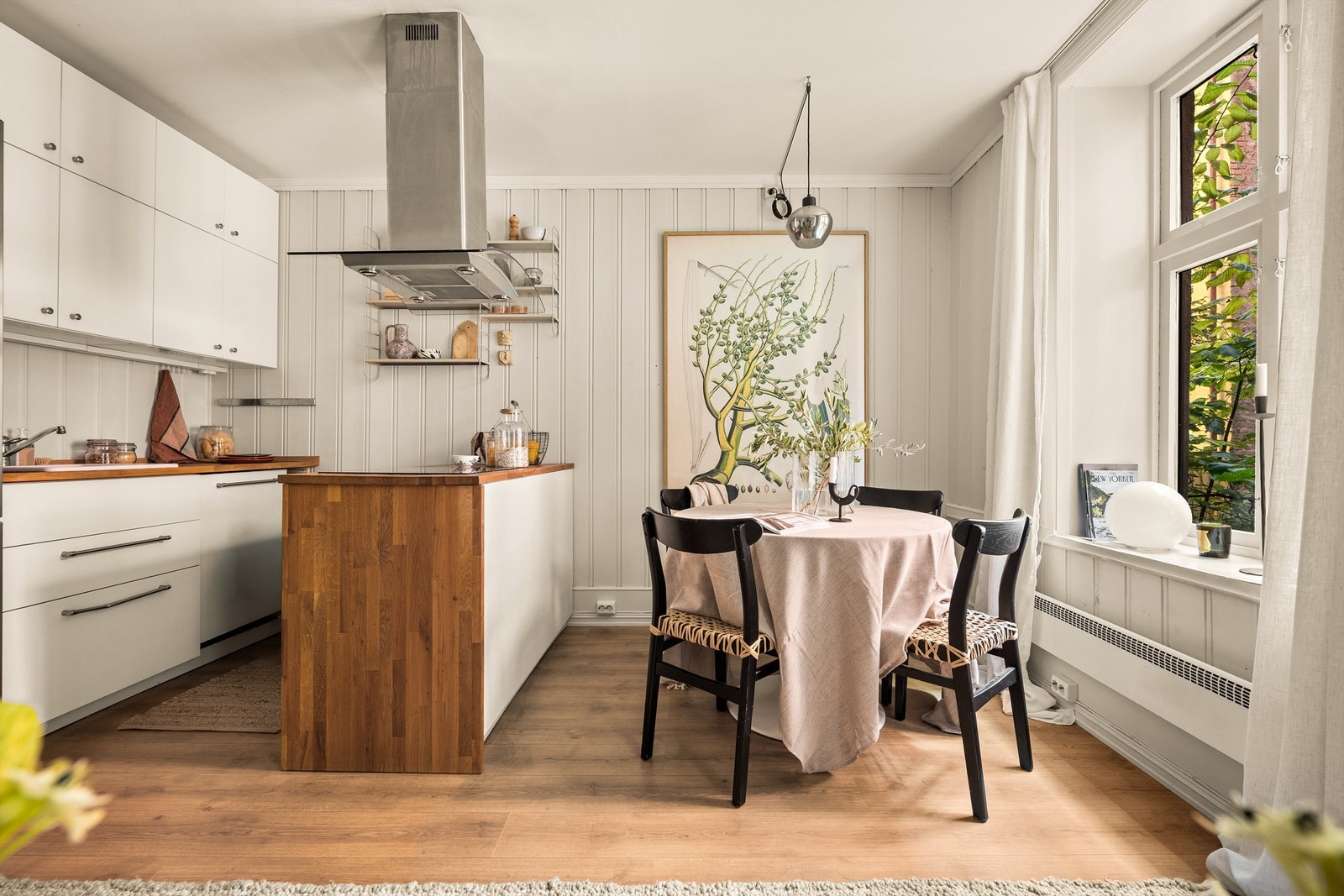 Spiseplassen har et grønt og frodig utsyn mot bakgården, og er fint plassert mellom kjøkken og stue. Galleribilde