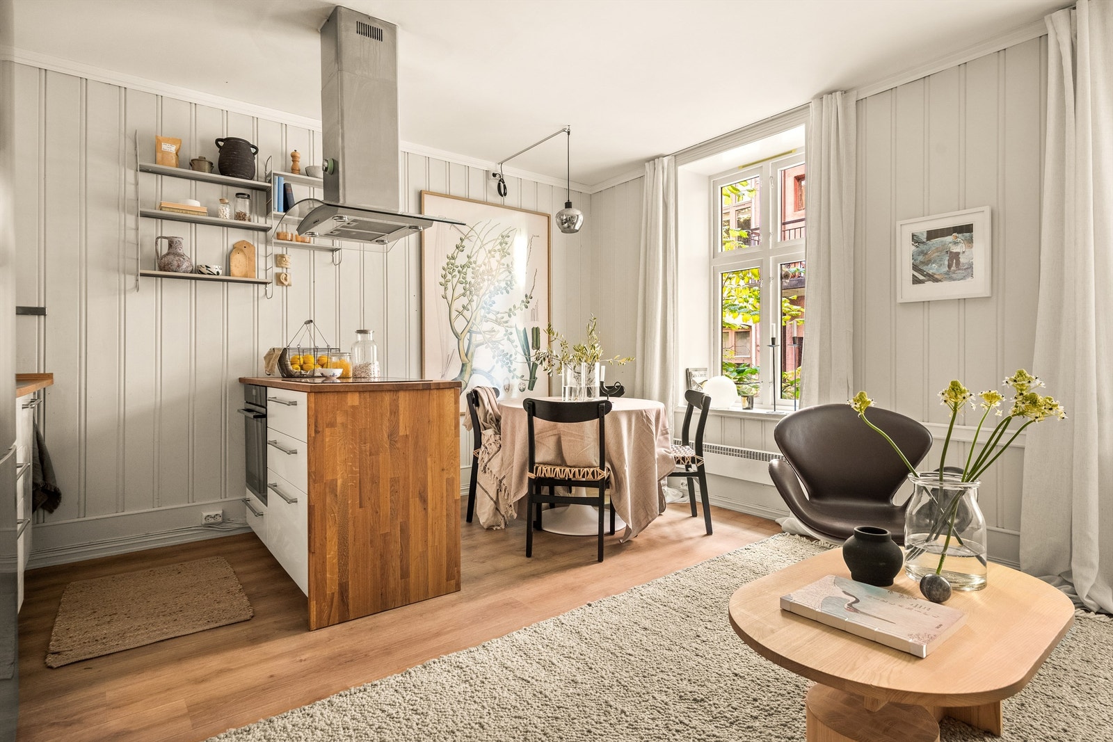 Rommet oppleves lyst og luftig, med store vinduer som gir fint utsyn mot bakgården. Galleribilde
