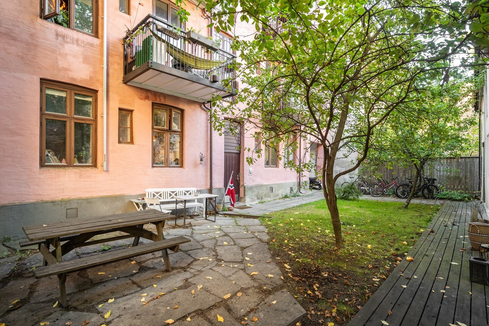 Den grønne bakgården byr på hyggelige sitteplasser og en rolig atmosfære. Galleribilde