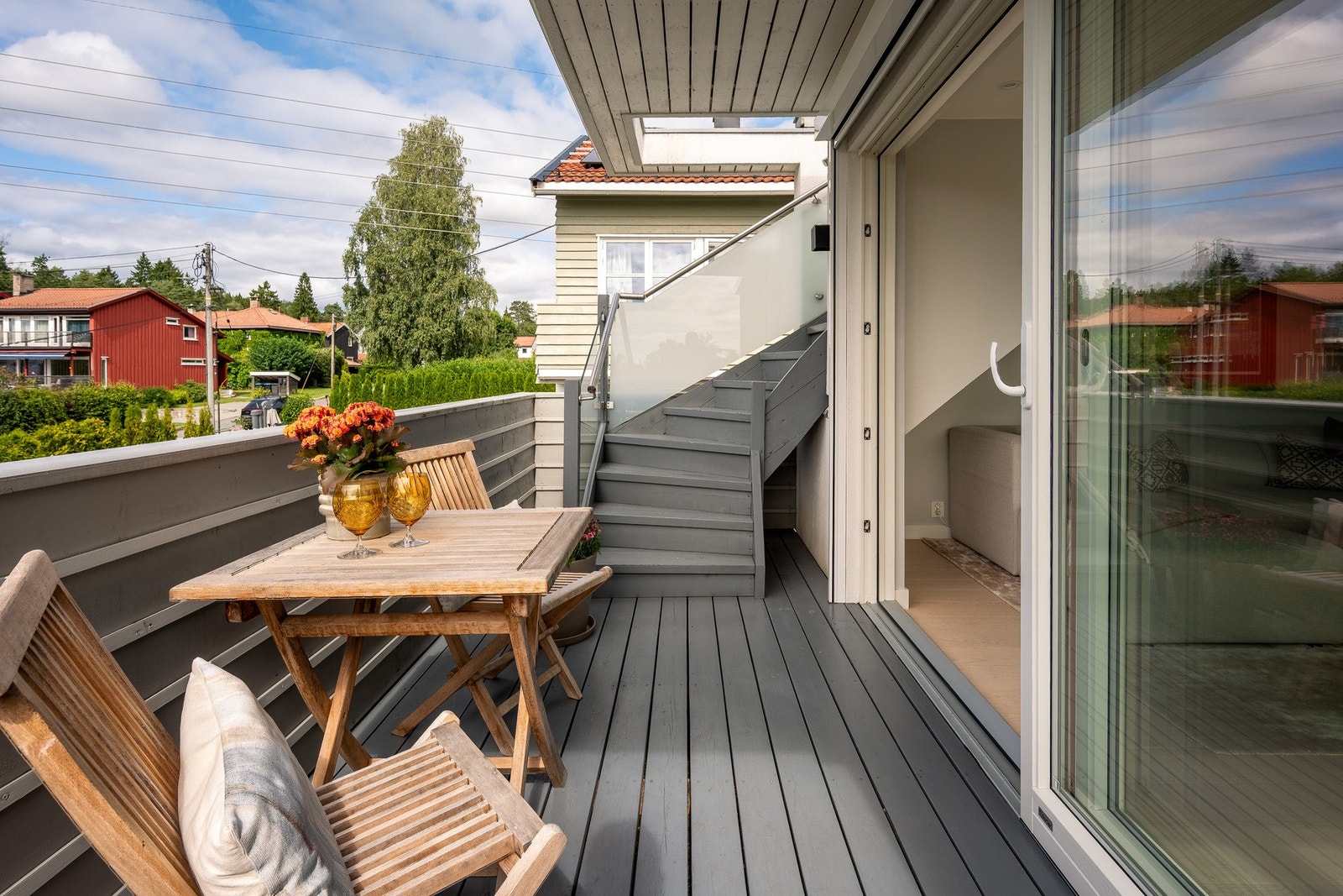 Fra balkongen fører en utvendig trapp videre opp til den private takterrassen. Galleribilde