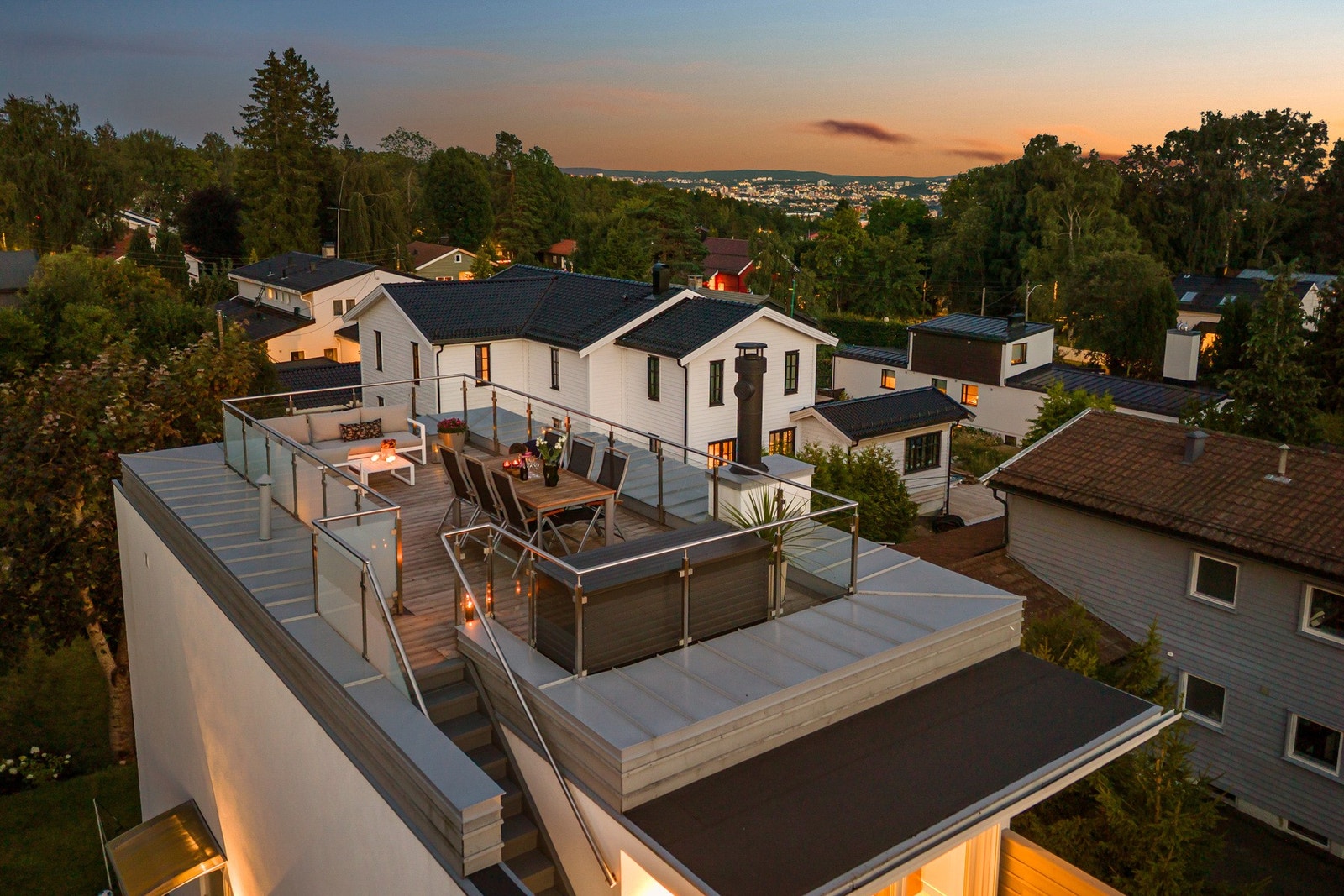 Boligen har en takterrasse på ca. 30 m² med utmerkede solforhold. Galleribilde