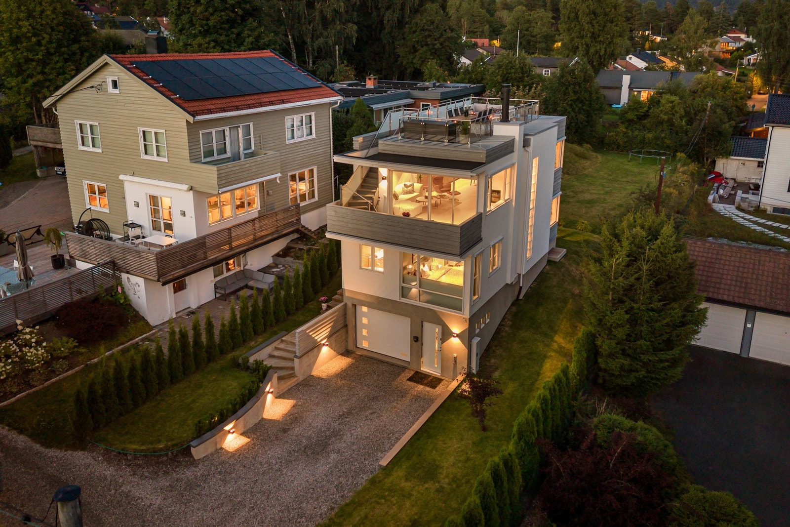 Flott fasade med moderne arkitektur, hyggelig utebelysning og en skjermet beliggenhet. Galleribilde