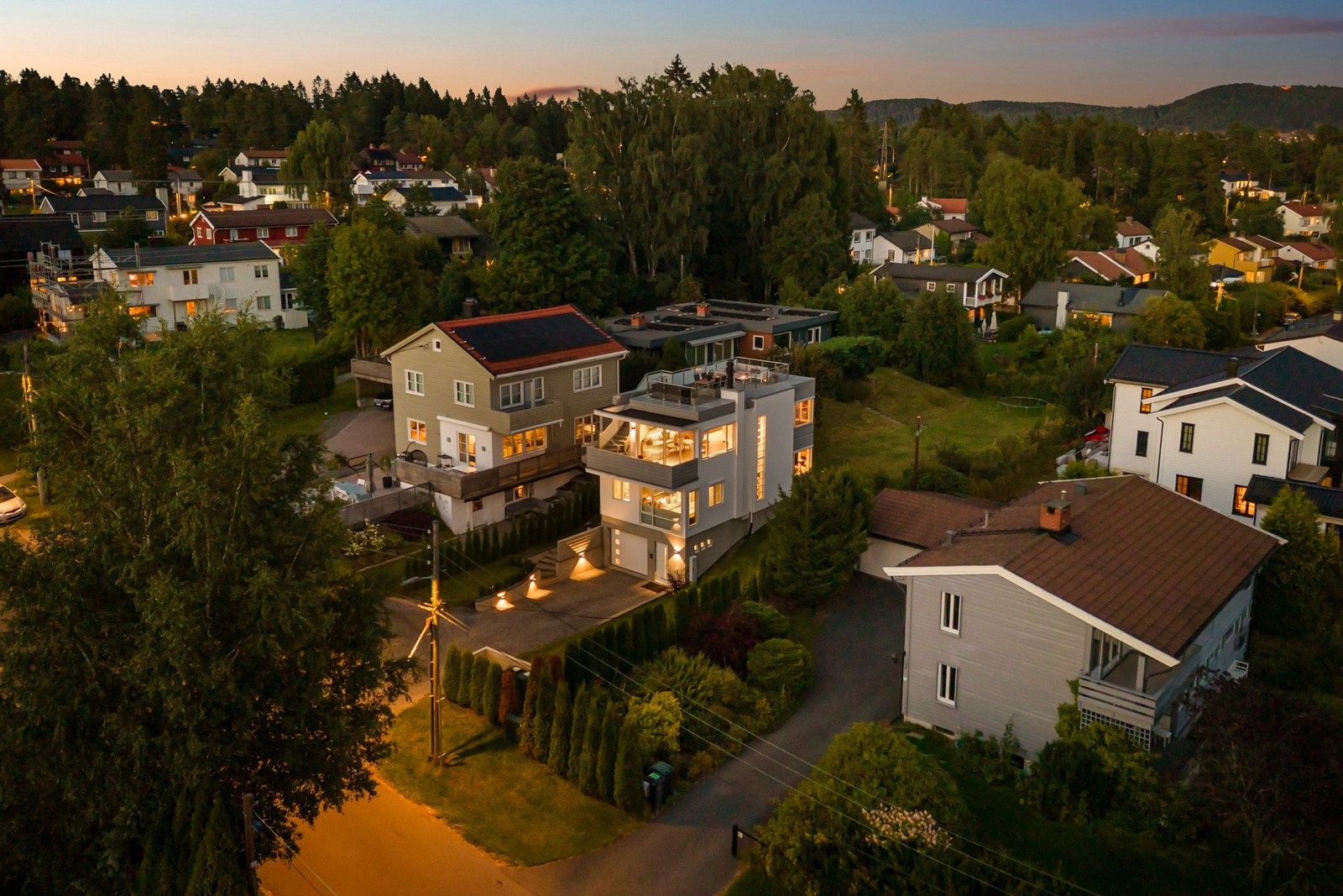 En gjennomført enebolig fra 2022 med innholdsrik planløsning og flotte kvaliteter fordelt over tre plan. Galleribilde