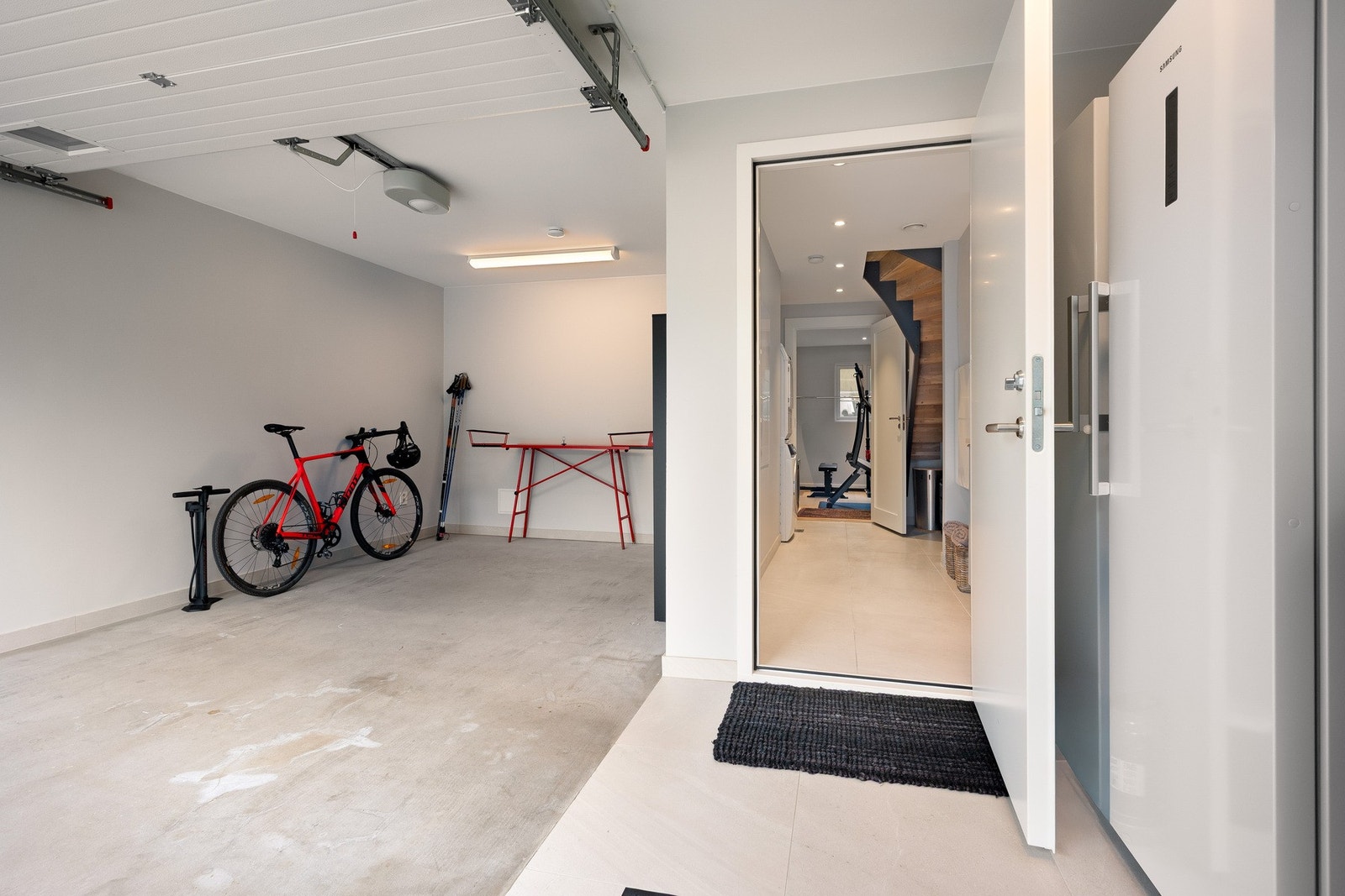 Boligen har integrert garasje med plass til én bil og god plass til oppbevaring av sykler, ski og annet sportsutstyr. Galleribilde