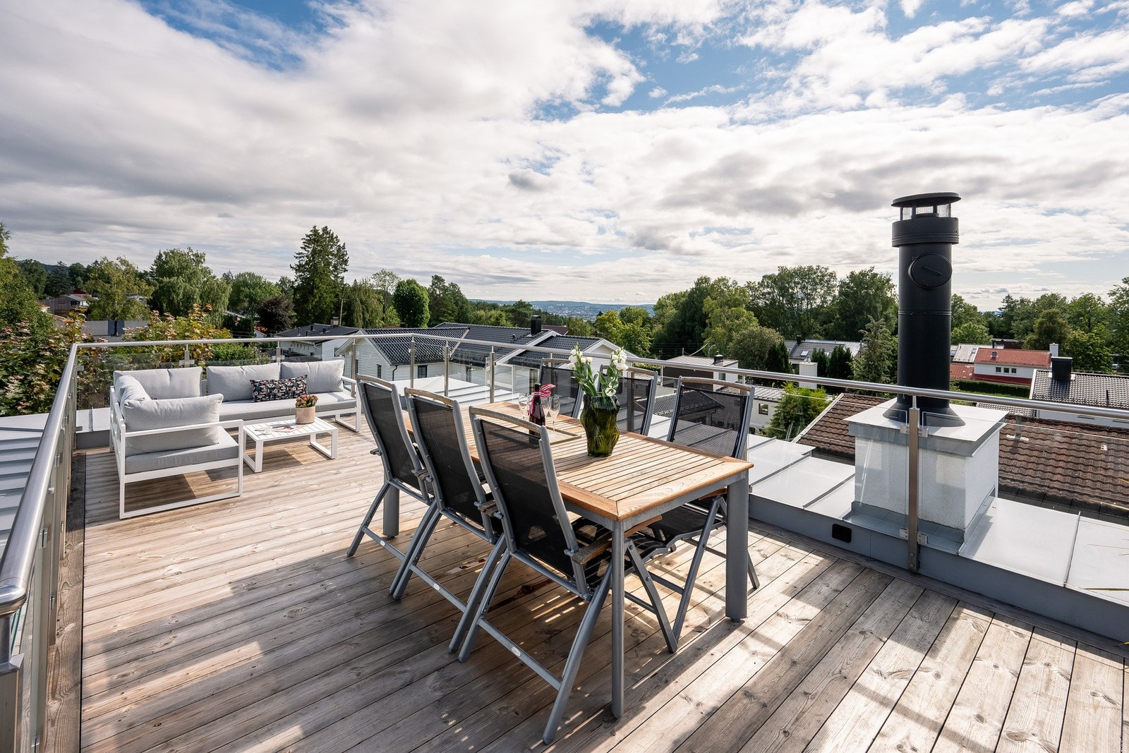 Stor og solrik takterrasse med god plass til både spise- og sittegruppe. Galleribilde