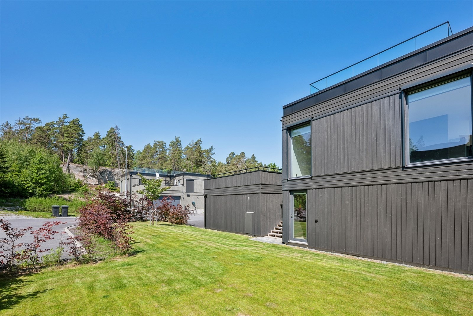 Pent opparbeidet hage med gressplen og beplantning Galleribilde