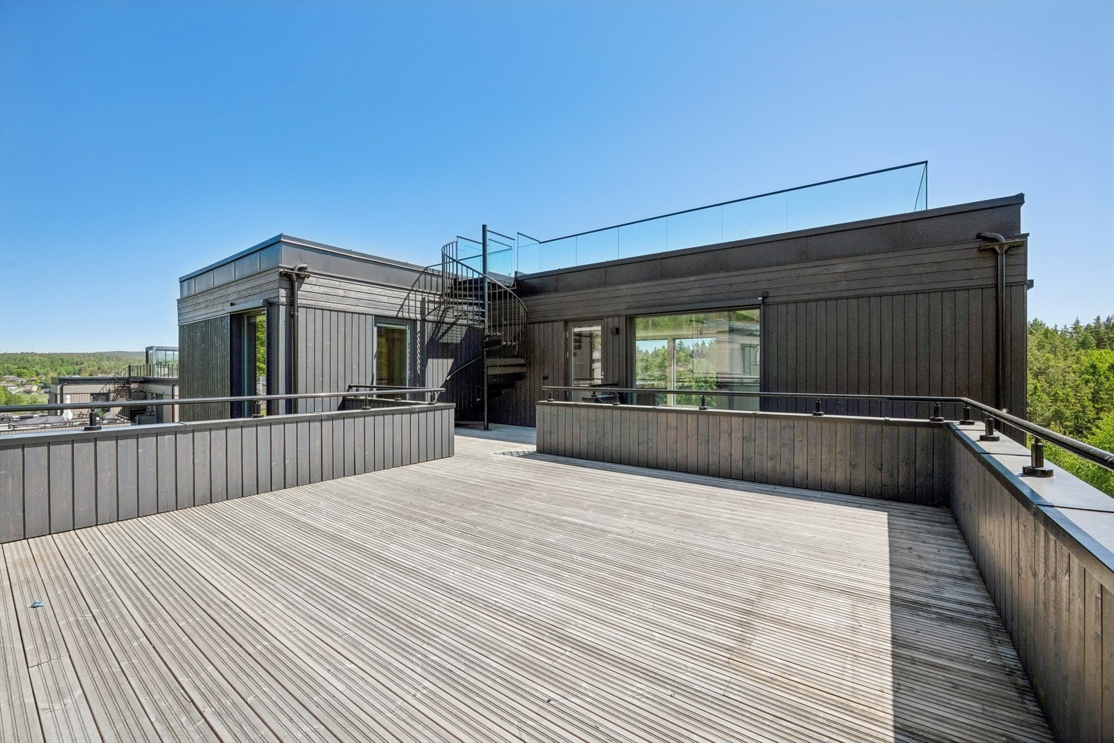 Stor terrasse med utgang fra både stue/kjøkken og hovedsoverom. Trapp tar deg videre til takterrasse. Det er også trapp ned til hage Galleribilde