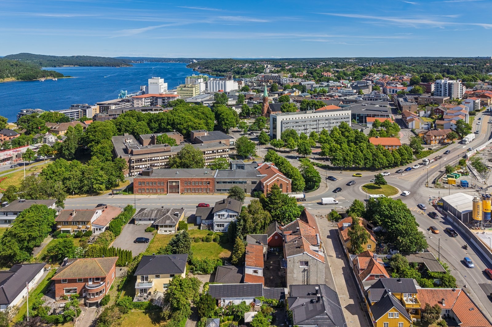Sentralt beliggende i byen. Kort gangavstand til jernbane, ferge og gågata. Galleribilde