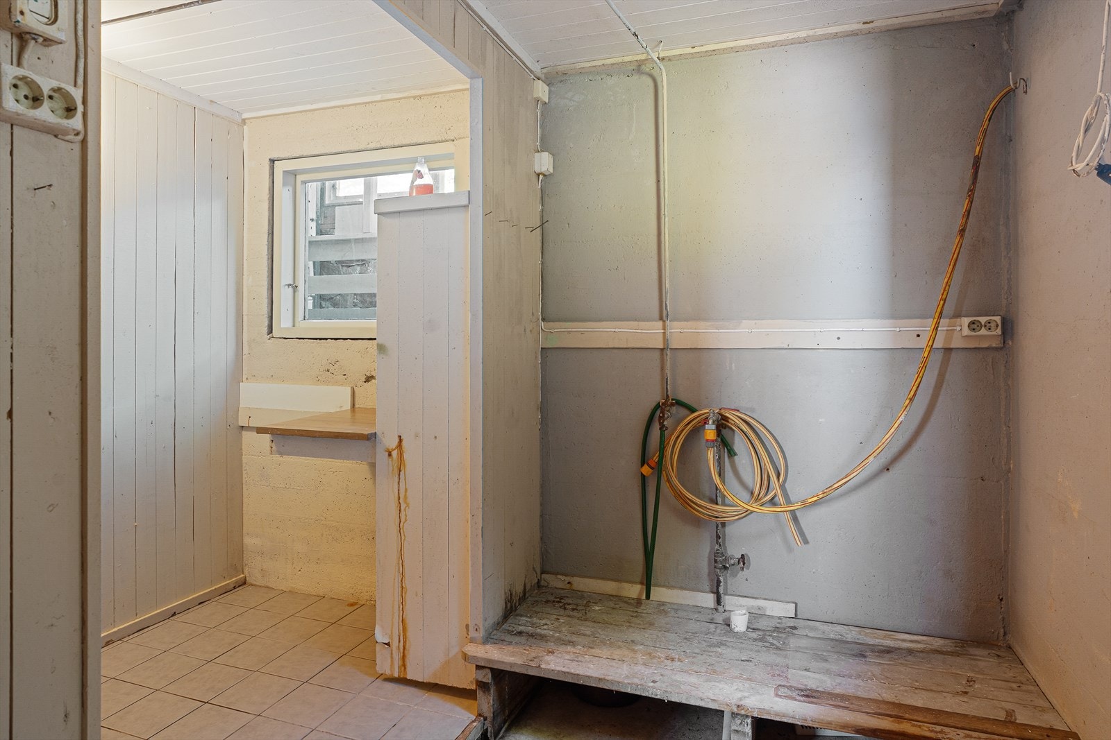 Eldre vaskekjeller. Rommet har sluk og opplegg for vaskemaskin. Galleribilde