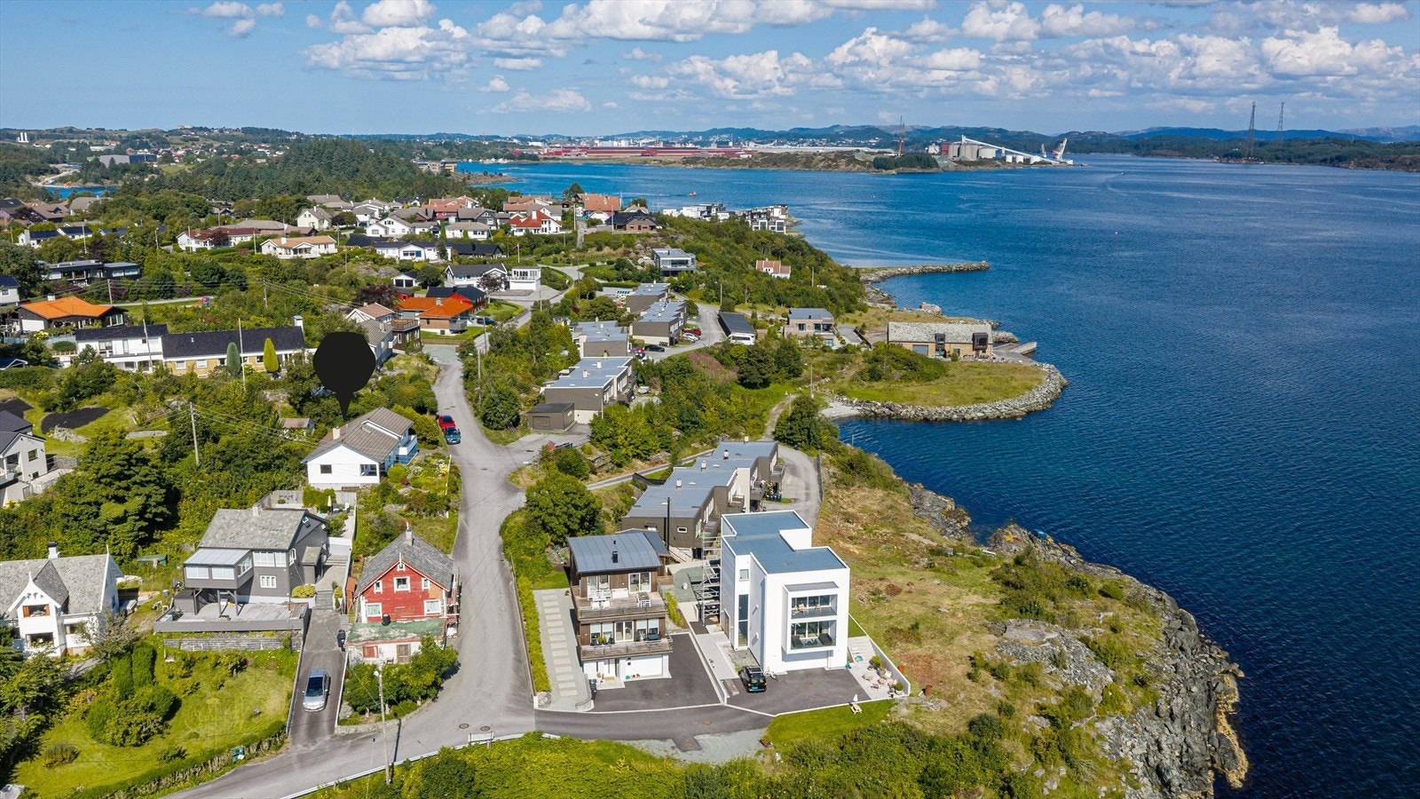 Hverdagslogistikken er svært praktisk med Joker Haugen i nærområdet (søndagsåpen), samt Coop Extra og Megasenteret mot Kopervik sentrum. Galleribilde