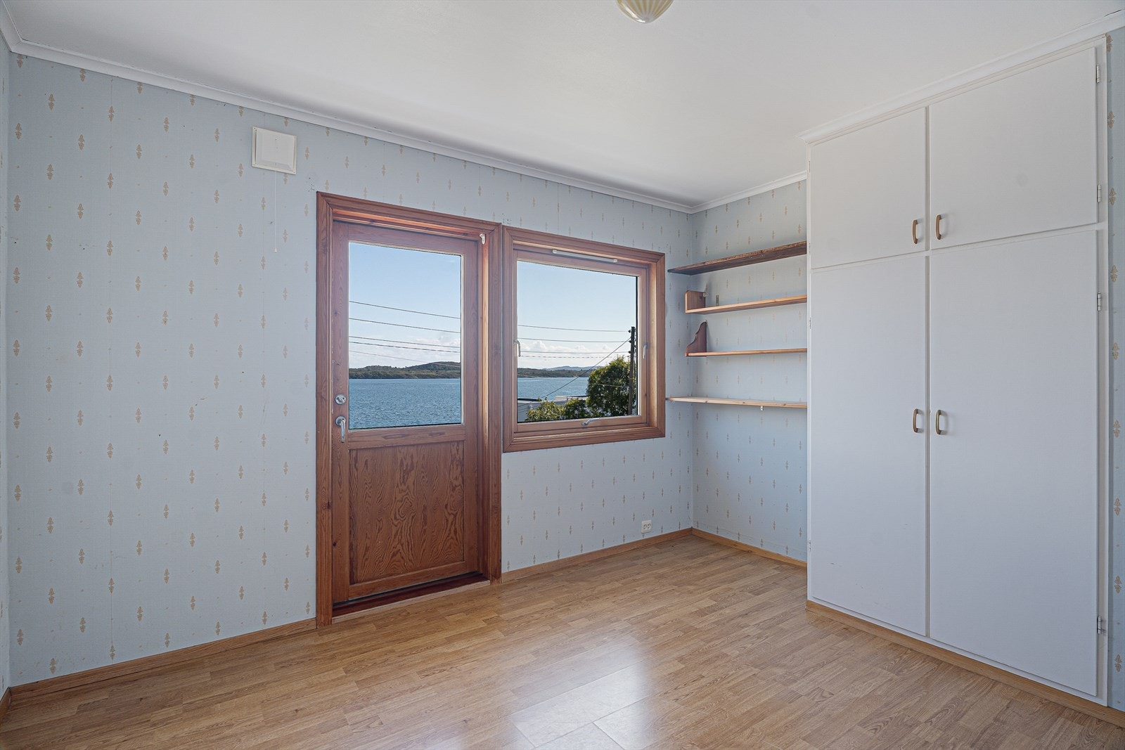 Boligen har til sammen tre soverom og bad, plassert i en egen fløy/halvetasje. Dette er en svært praktisk planløsning for en familie! Hovedsoverommet har innfelt garderobeskap og god plass til dobbeltseng. Utgang til egen balkong med flott utsikt. Galleribilde