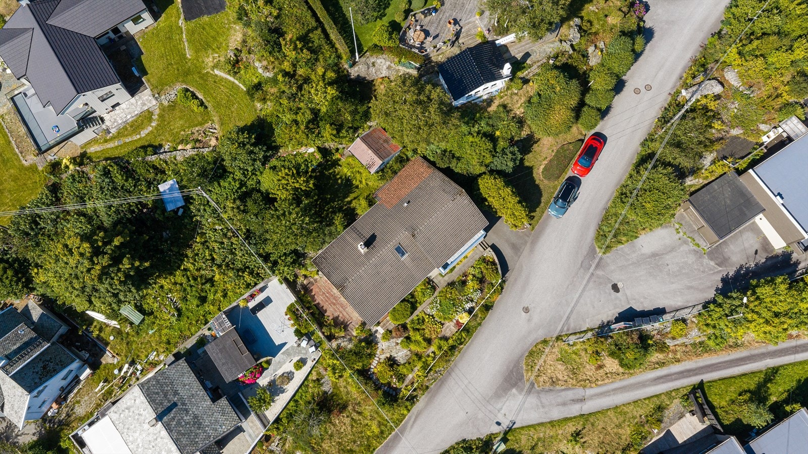 Tomten har et areal på ca 743 m2, og er opparbeidet med bl.a frodig hage, prydbusker/trær, stauder, gårdsrom, markterrasse og gangstier. Galleribilde