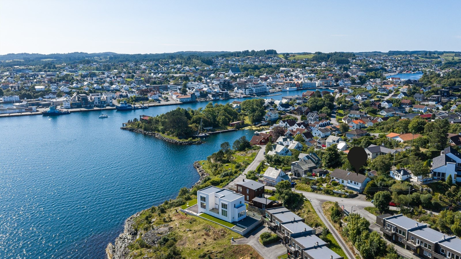 I sentrumskjernen finner du et hyggelig utvalg av butikker, apotek og kaféer langs Hovedgaten. Galleribilde