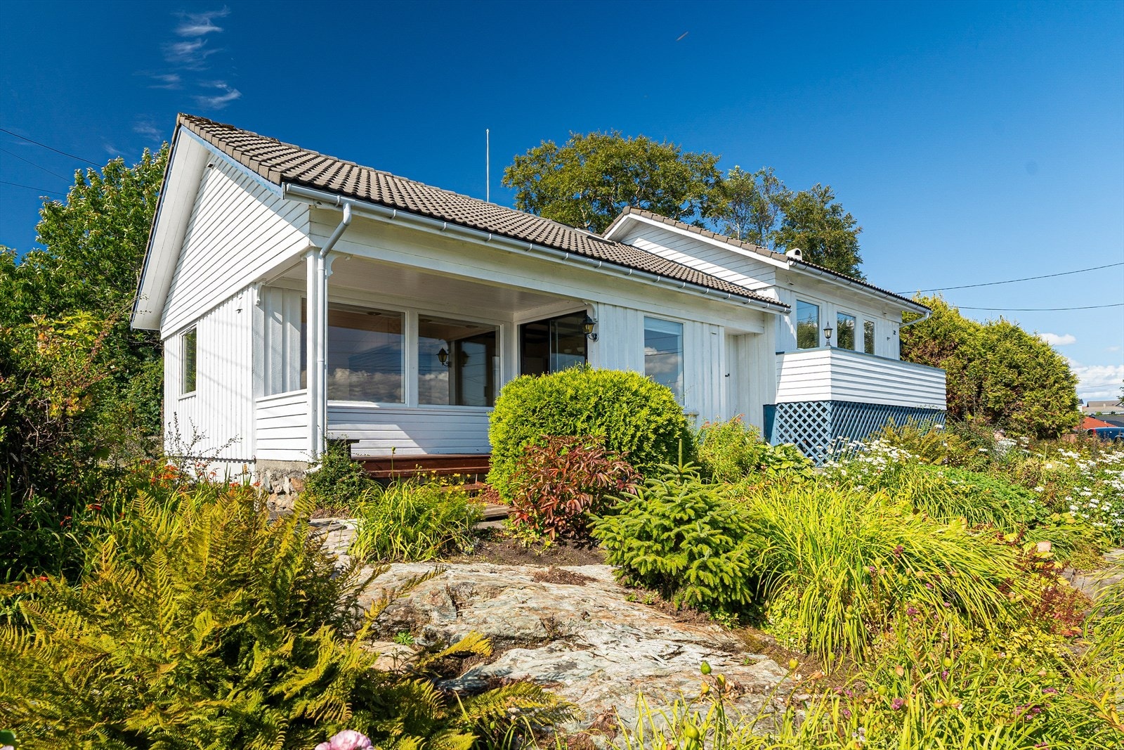 Boligen ble oppført ca. 1966 og strekker seg over to plan. Det må påregnes full tilnærmet renovering. Her ligger alt til rette for å skape en herlig familiebolig! Galleribilde