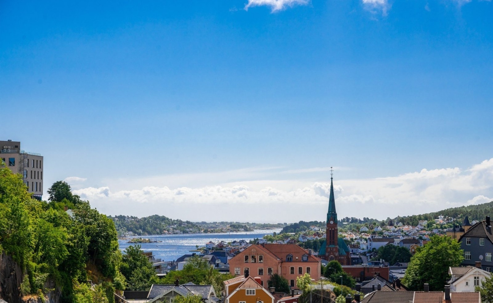 Herfra er det nydelig utsikt over byfjorden, ut Galtesund og til havet Galleribilde