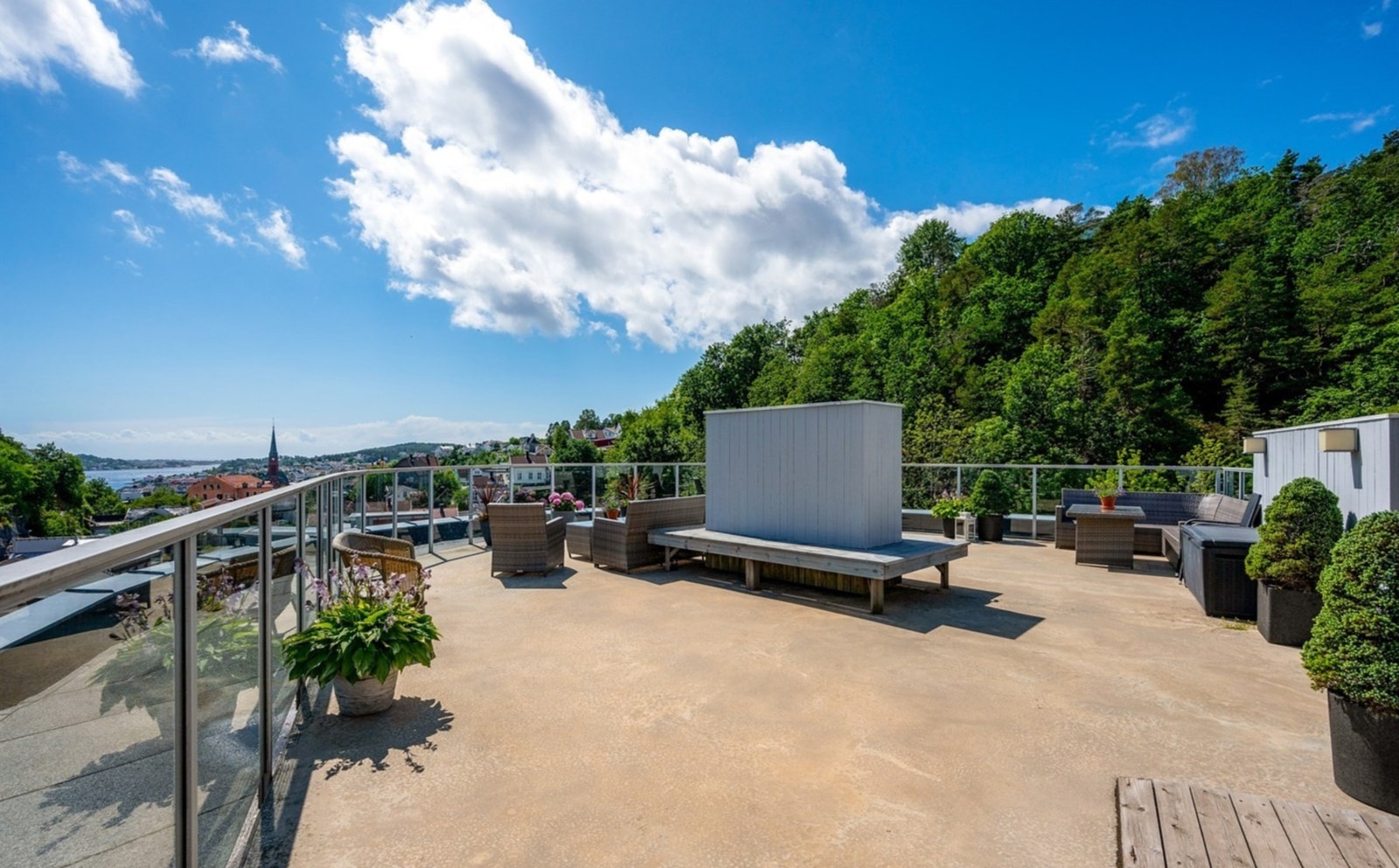 På toppen av bygget er det en flott, felles takterrasse med flere sittegrupper Galleribilde