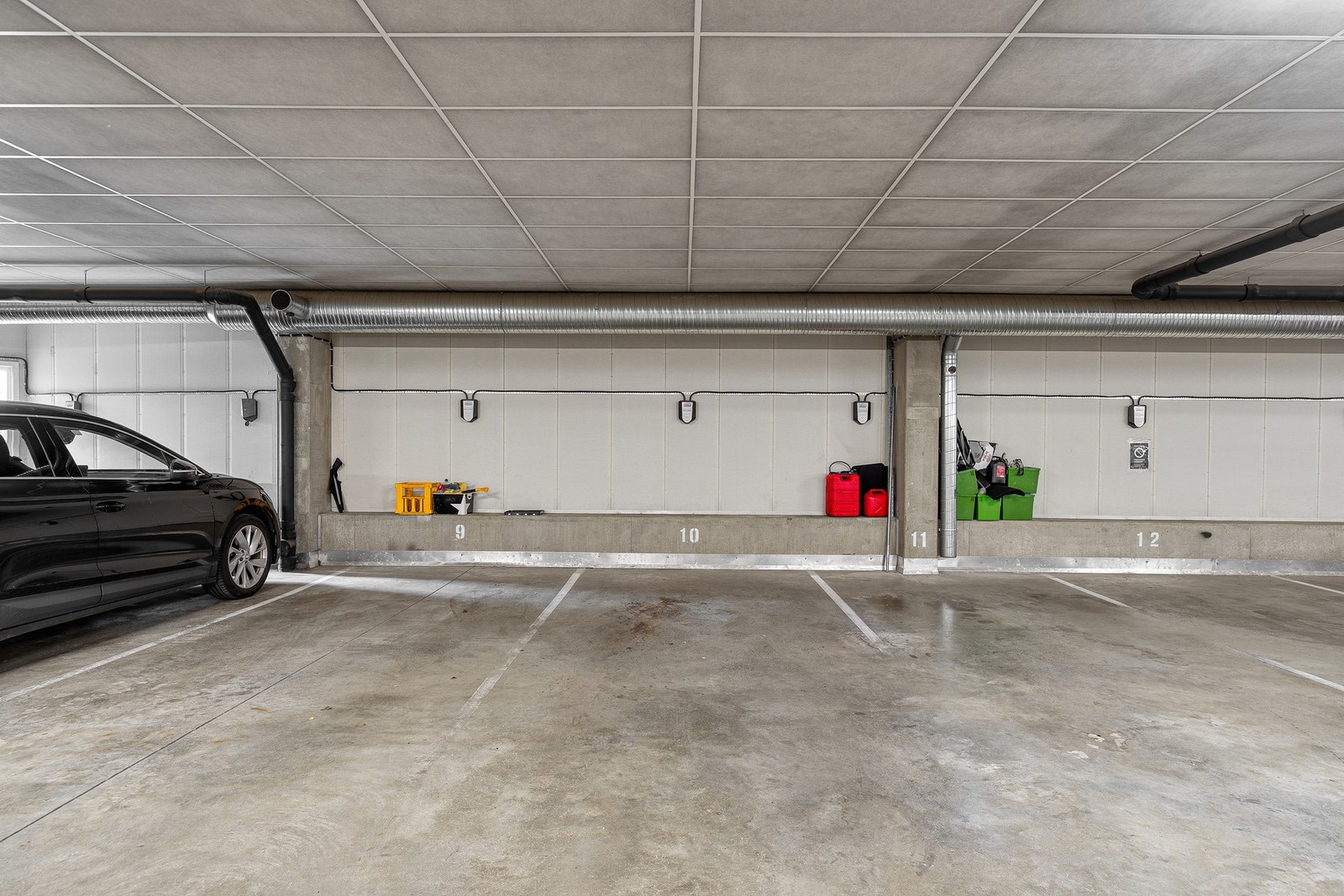Medfølgende parkeringsplass i oppvarmet garasje med kjøreport. Klargjort for elbil-lader (plass 10) Galleribilde